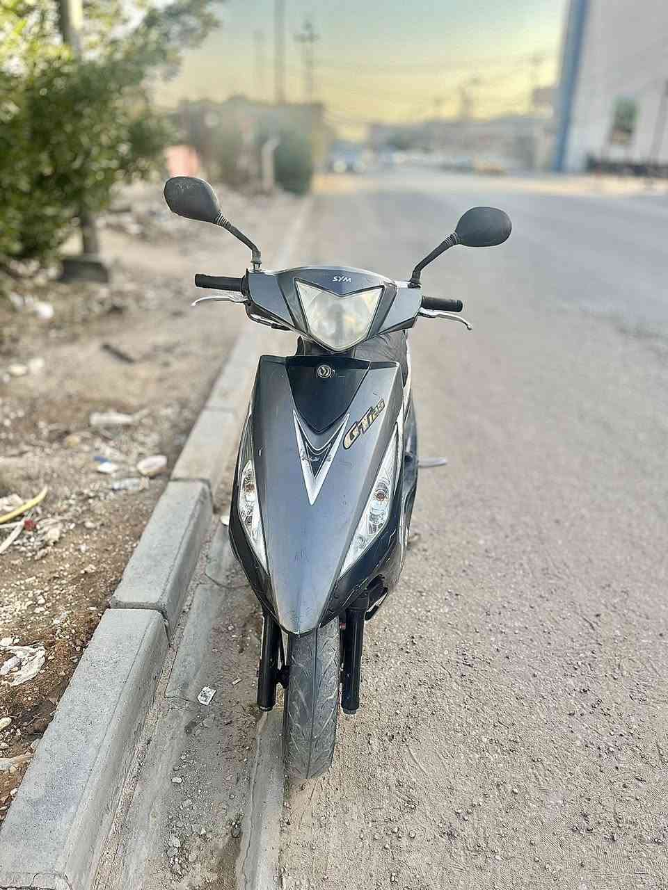 السلام عليكم دراجة للبيع SYM 125gt
الكهربائيات كلها شغاله 💯
شرط تشتغل نكرة سلف
السرعة مقفولة من العقل 65 كم (مو عطل)
مكاني حي ميسان السعر   300 الف
رقم ***********
