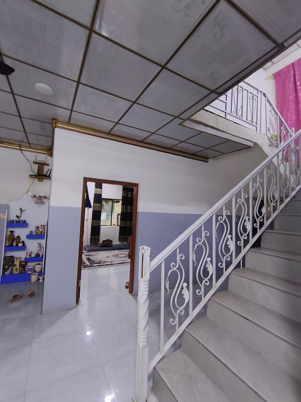 [[بسم الله الرحمن الرحيم]]
🏡     🏘      🏚 

#يوجد_بيت_طابق_ونص_للبيع

#العنوان  الفلوجة 
#المنطقة حي نزال // قرب مدرسة وادي العقيق

✅المساحة : 300م
⬆️ الوجة : 15م
🏞️النزال : 20م
 
غرف 4
استقبال 
صالة
مناور 
مطبخ
صحيات 2
الارضية سيراميك 
 كراج سيارة 
حديقة

                       #بناء 🧱 : طابوك 
      
     #شارع 🏞️⬆️⬆️ : 10م كامل الخدمات من تبليط مدارس اسواق 

  #السعر_محدد_من_قبل_البائع 
    
        
        ⚖️⚖️   نوع الملك : طابو صرف تحويل مباشر  🏙 

            #السعر💰💸:  230 مليون وبي مجال

__________________________________

للأستفسار⛔🖲️ : مراجعة 
🥇#مكتب_الرافدين_للعقار 🥇
العنوان شارع المنجزات تقاطع جامع التقوئ مجاور محطة المتميز المركزية لغسيل السيارات 🚗🚖
__________________________________

#ملاحظة//📋📑 اذا لديك عقار تريد تعرضة للبيع او تريد تشتري عقار قم بمراسلة الصفحة او اتصال على لارقام الموجودة+ واتساب
            
         #للأتصال_او_واتساب 📞  ***********
         #للأتصال_كورك.   📞.      ‏‪***********‬‏

#بيع_وشراء_الدور_السكنية_والزراعية_العقارات_في_مدينة_الفلوجة #مكتب_الرافدين_للعقار_بيع_وشراء_العقارات_بسعر_مناسب
#عقارات_الانبار_الفلوجة
