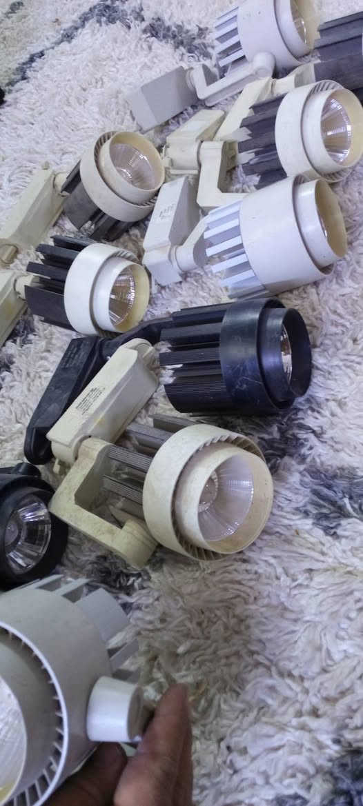 سلام عليكم هذني الغراض للبيع قيم وخذهن في ***********
