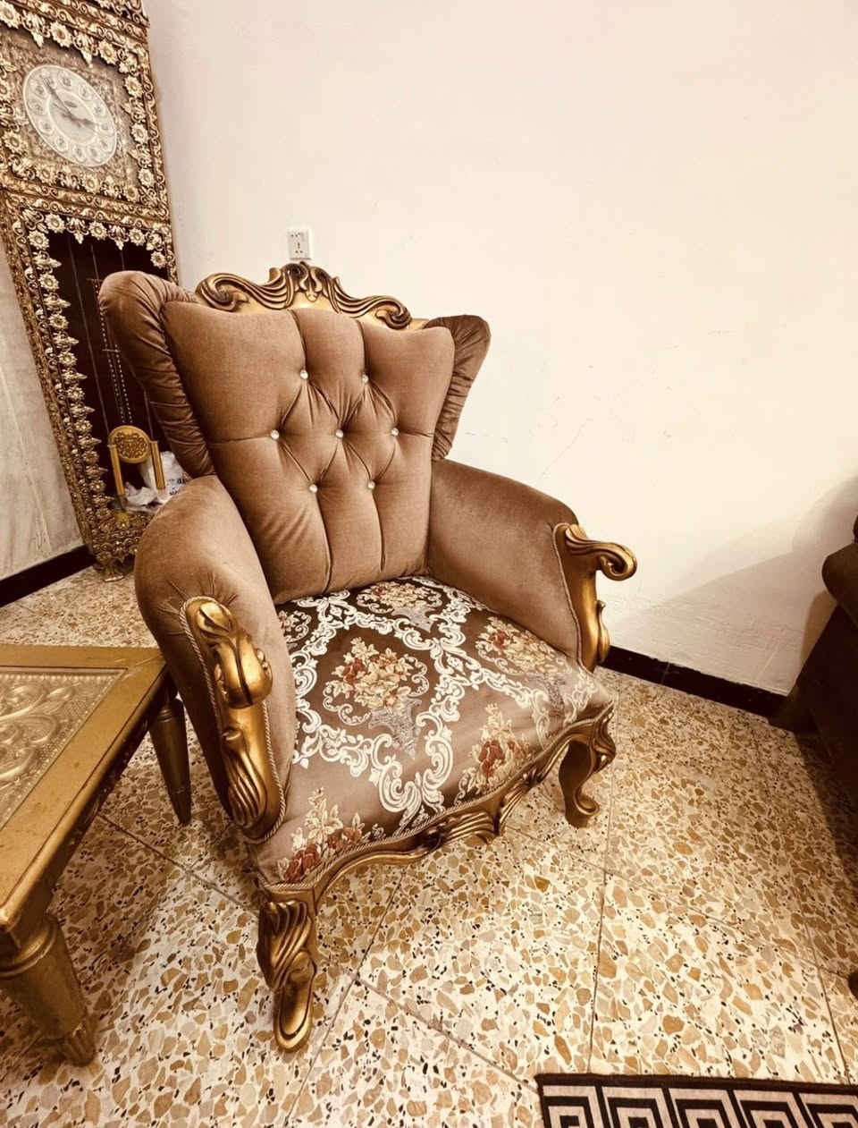 تخم زان تركي ملكي 10 مقاعد 
خشب جدا ثقيل 
نظافته 100%
مكانه الحريه 
يتوفر توصيل ***********
