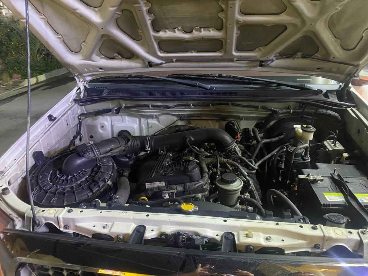 السلام عليكم للبيع بيكم هايلوكس موديل 2011 مكينه كير مكفول كير اوتوماتيك  بيها بس صبغ فقط دعاميه أماميه وباب البدي مكانها بغداد الشعب السعر 175بيها مجال بسيط  واي استفسار الاتصال على الرقم ***********
