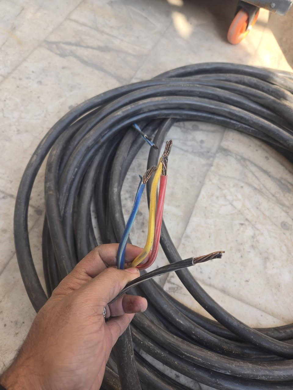 كيبل ٣ فيز اردني ١٦ ملم الصنع اردني مستخدم قليل  متوفر ٣
قطع قطعة ٥٠ متر
وقطعتين ٣٠ متر 
سعر المتر ٨٢٥٠ المكان بغداد المشتل ***********
