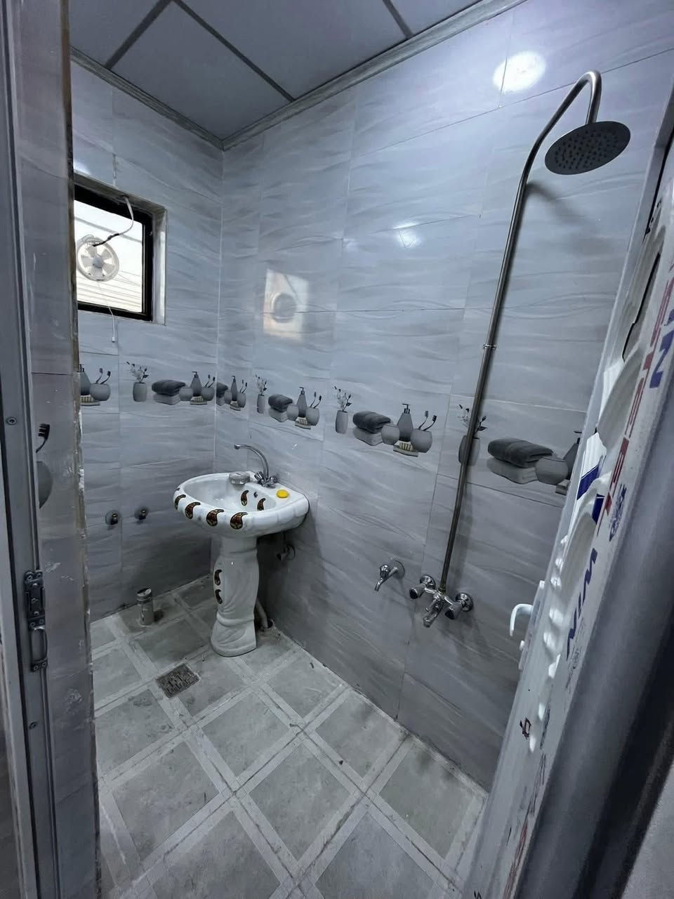 شقة للايجار في حي السماح الاركان على شارع 20م
مساحة 100م بناء حديث تحتوي على غرفتين نوم وصالة ومطبخ وصحيات وبيتونه ، مزودة بنظام دكتات وغسالات

قريبة من الاسواق والمدارس والمحلات على شارع 20

للاستفسار الاتصال على الرقم -
***********
***********
