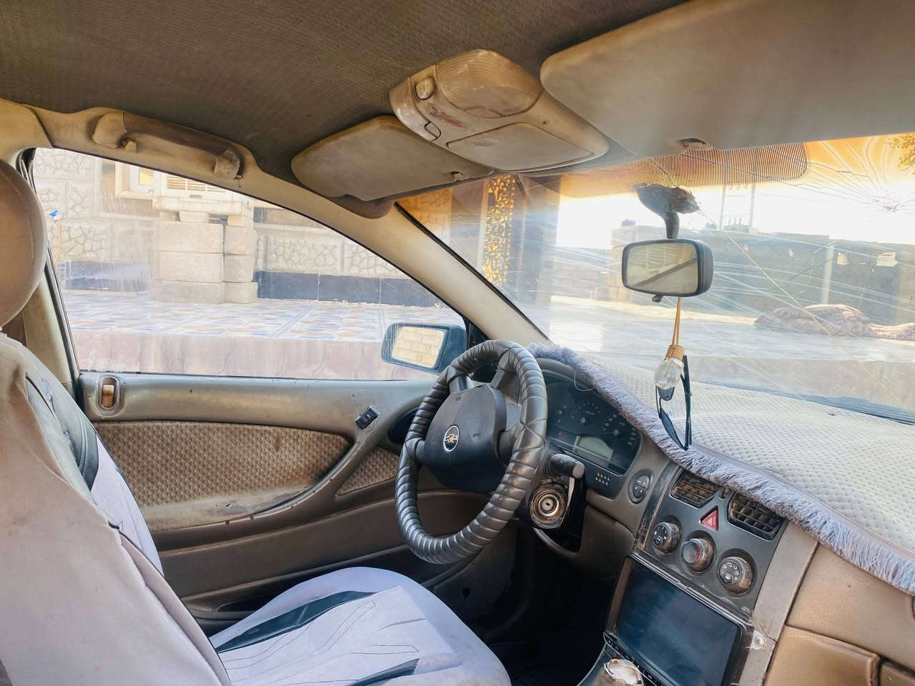 السلام عليكم سياره لومينه2004للبيع وترهم مراوس محرك ففتي ملكه محرك وكير شرط كهربائيات كلها شغاله اربع تواير جدد باتري جديد مانقصها برقي تريد تحويل تريد وكاله قفل مركزي ***********
