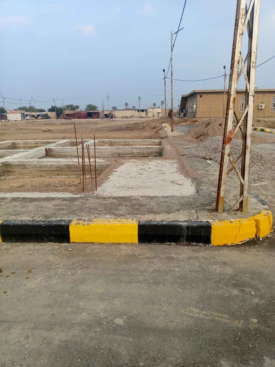 السلام عليكم يوجد بتلو مساحه 120 متر ركن على شارعين مجمع الشطاوي وراء حسينيه ال حمزه مباشر قريب للولايه قريب المدارس سند 25 طابو مداور ثاني يوم باسم المشتري 
للبيع سعر تفاصيل الرقم  *********** واتساب موجود
...***********
