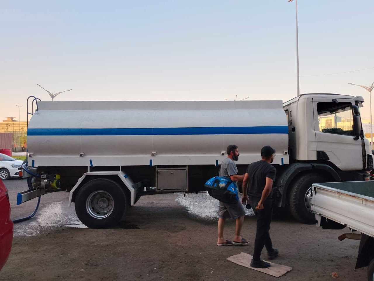 السلام عليكم سكانيا لبيع موديل 97 مكينة بيهة خط تبخير كير شاصي كفالة سعر. 170 وبيها م جال رقم تلفون ***********
