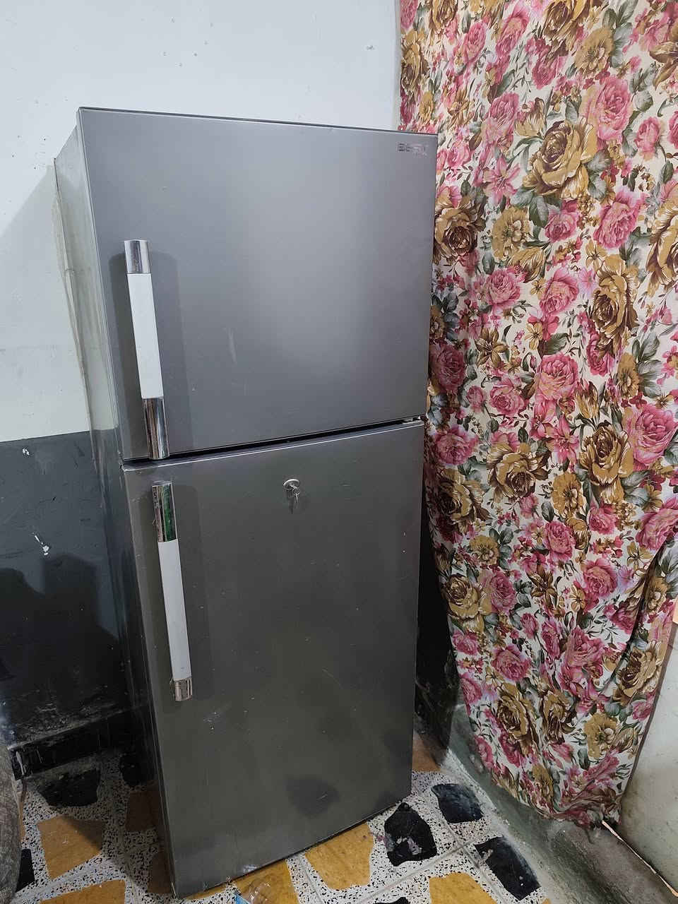 السلام عليكم اخوان عدي هاي الغراض كدامكم ادبيعة الي يريدهن هذا رقمي ***********
