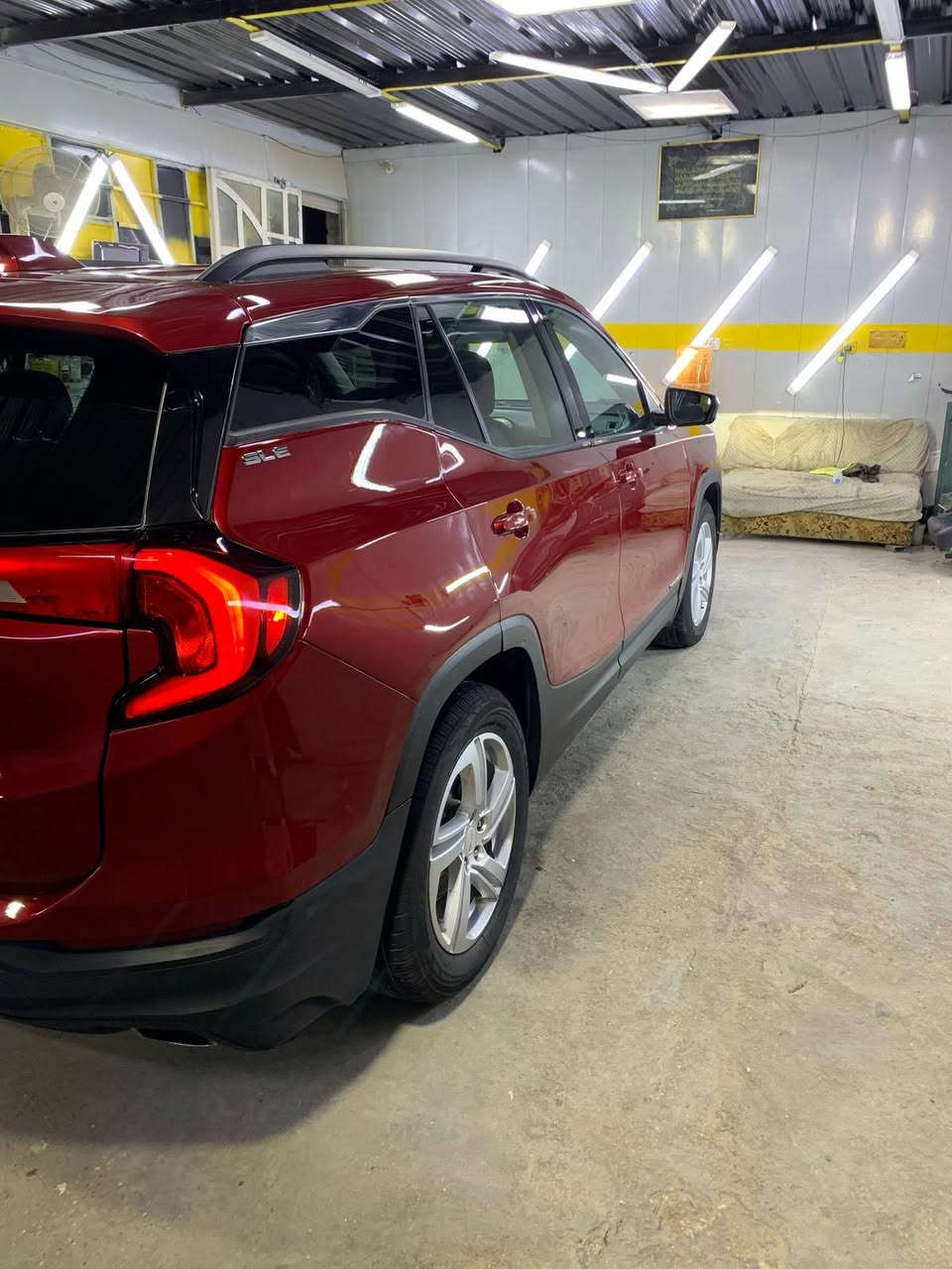 تم تنزيل السعر …
جمسي تيران ٢٠١٩ SLE
رقم واسط بأسمي 
محرك ٢٠٠٠ تيربو 
العداد ١٣٥ الف كيلو 
خمس بصمات
صندوق كهرباء 
كشن السائق كهرباء
كشنات مخمل تدفئة 
تبريد خلفي امامي
السعر ١٣٠ قفل
بيها صبغ فقط بدون تبديل والحادث موضح بلصور
مكان السيارة بغداد مجمع بسماية ( *********** )
