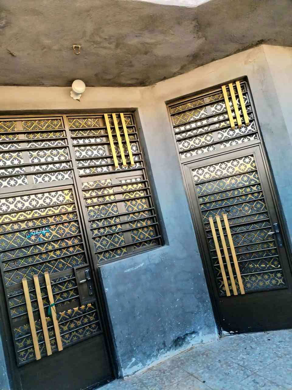 دار للبيع زراعي
100م ركن .. 
بناء حديث خدمات كاملة .. 
طابق واحد.. 
يحتوي على استقبال ضيوف غرفة نوم ومطبخ وصالة وحمام داخلي ومنور وحمام خارجي  كراج جبير.. 
العنوان/ الرئاسة/شارع20.. قرب افران الزيتون.. 
للاستفسار/***********
