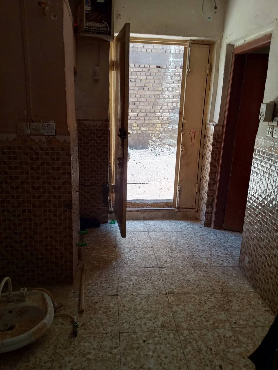 دار للايجار في شارع 40 فرع صالون الريماس يتكون من غرفتين وصاله ومطبخ واستقبال للاستفسار الاتصال على الرقم ***********

