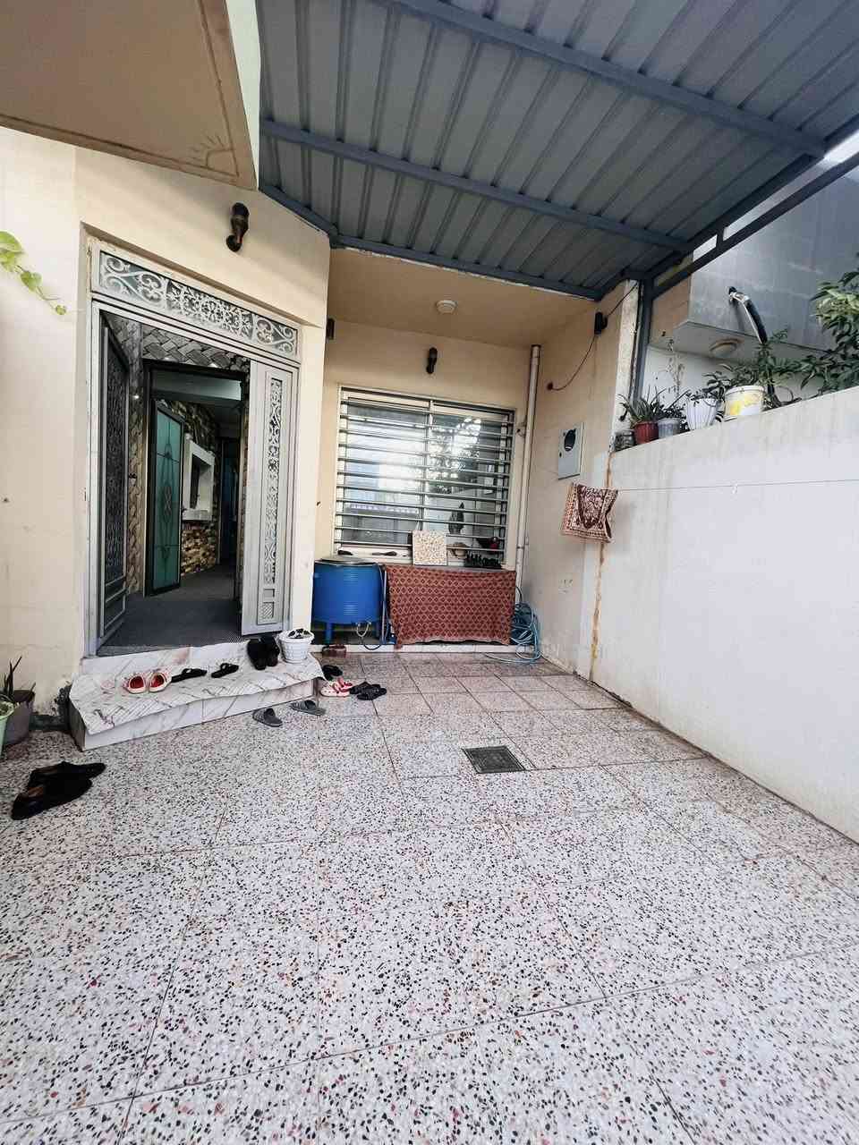 دار للبيع ١٠٠ متر.   بلدية طابقين + بيتونه  عنوان حريه خلف دائرة كهرباء فرع عريض البيت نظام  دكت  مركز يتكون من كراج سياره و استقبال و هول و مطبخ و مساعد مطبخ طابق ثاني غرفتين نوم و هول هاتف ***********/*********** واتساب على رقم كورك
