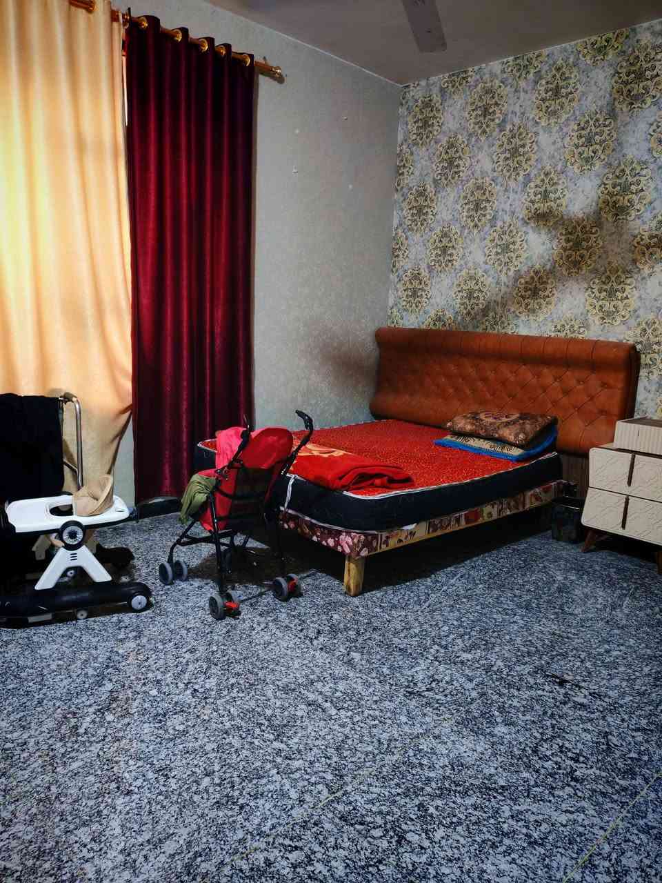 بيت مساحته 200متر طابقين بناء طابوك صب طابو زراعي سند25
العنوان ورديه شارع 30 الخدمي الذي يربط بين الحولي والسكه كل الطرق  توصل اله وطريق اخر نزله سعد بيجو عبر السكه هواي طرق اله  بيت فول
يتكون من غرفه كلدور صاله مطبخ مجمع صحيات داخلي وخارجي مع كراج وحديقه وفوك ثلاث غرف وكلدور 
مكتب وعقارات الوارث
***********
