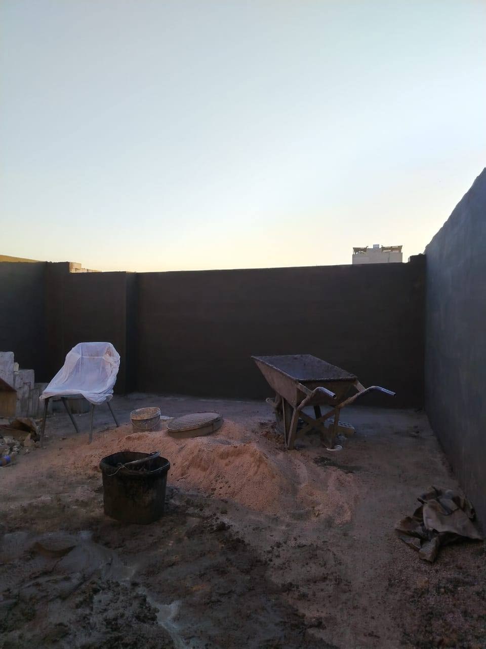 السلام عليكم خلفة لبخ اسمنت شغل خاشن والنعم شغل درجه اولى تسليم هندسي وجايه صقل ناعم فوم كل انواع اللبخ السعر المناسب المكان بغداد الاعظميه للتواصل  *********** بي وتس
