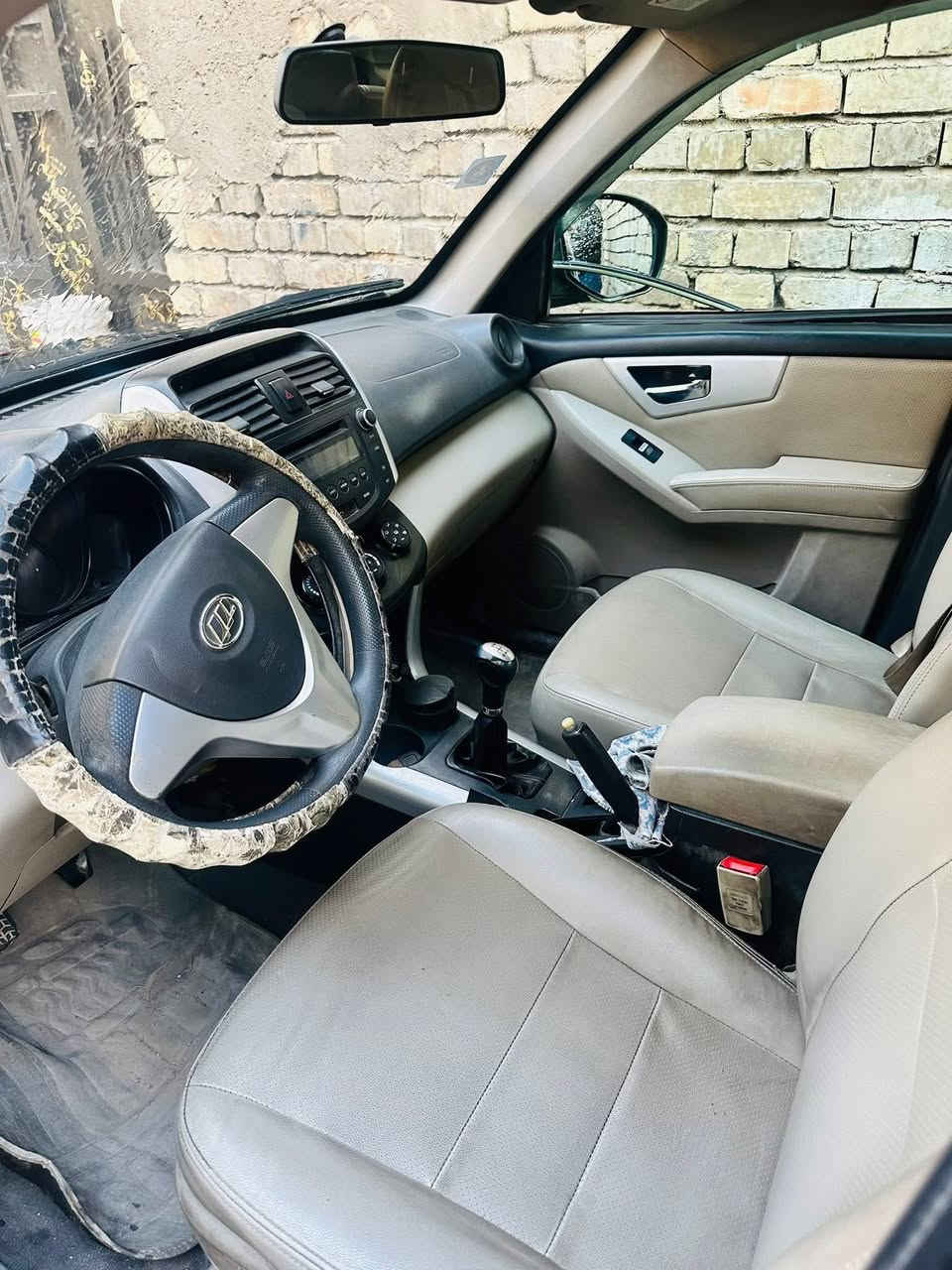 ليفان للبيع لون زيتوني رقم بغداد من شركه مباشر الي كير عادي بيها ضربه وحده ابو ستوته ضرب جاملغ وعمرته نضيفه مكان بغداد *********** سياره نضيفه جدا كشنات جلد سعرها 60بيها مجال جدا قليل
