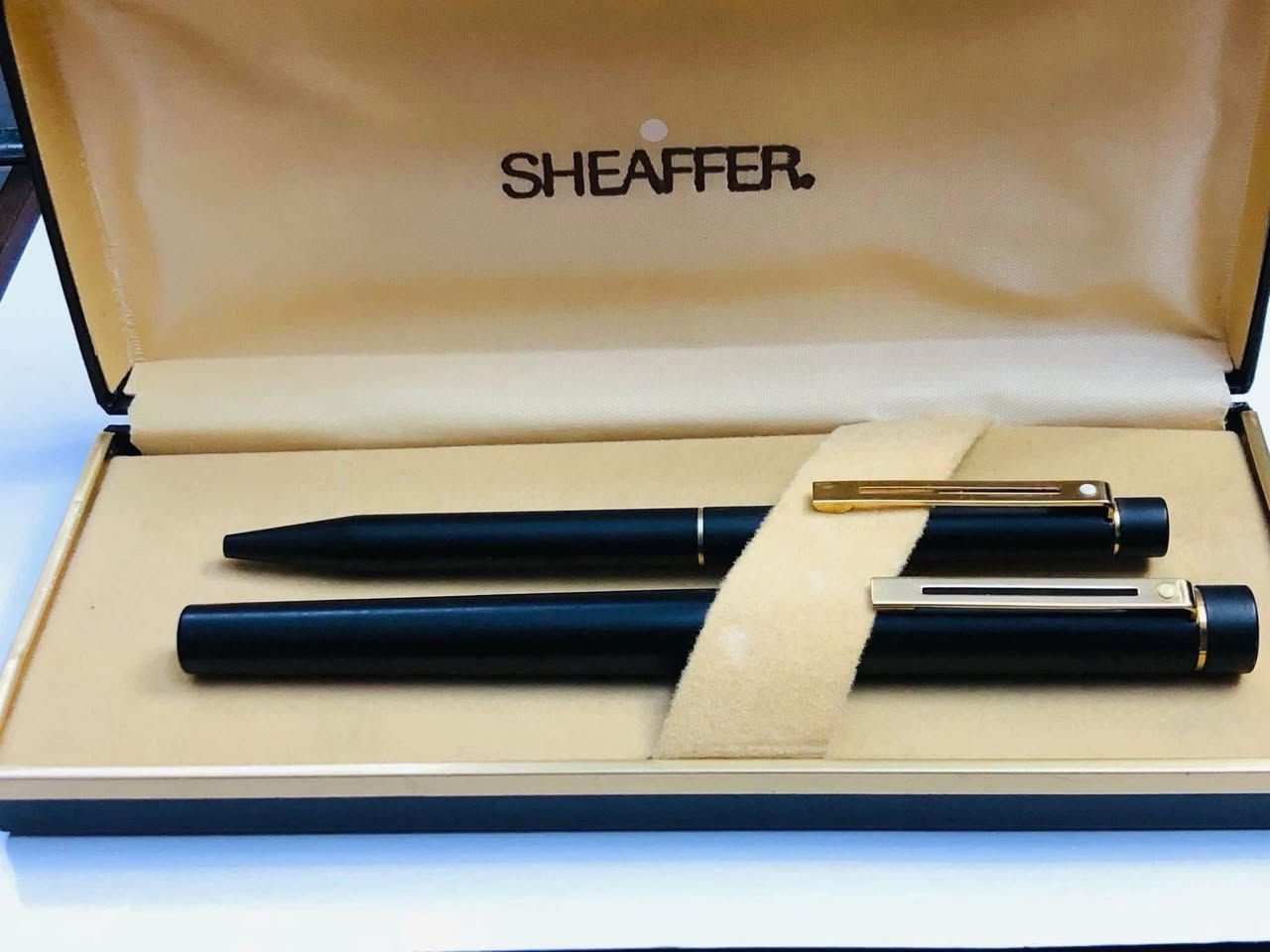 سيت اقلام   شيفر ( SHEAFFER) تاركه     
امريكي الصنع انتاج الثمانينات   
ريشه ذهب خالص عيار 14K
حبر - جاف /  حجر اسود    
مع تغليف الذهب - حجم M مميز  
لوك غير مستعمل مع العلبه الأصلية 
للاتصال ***********
