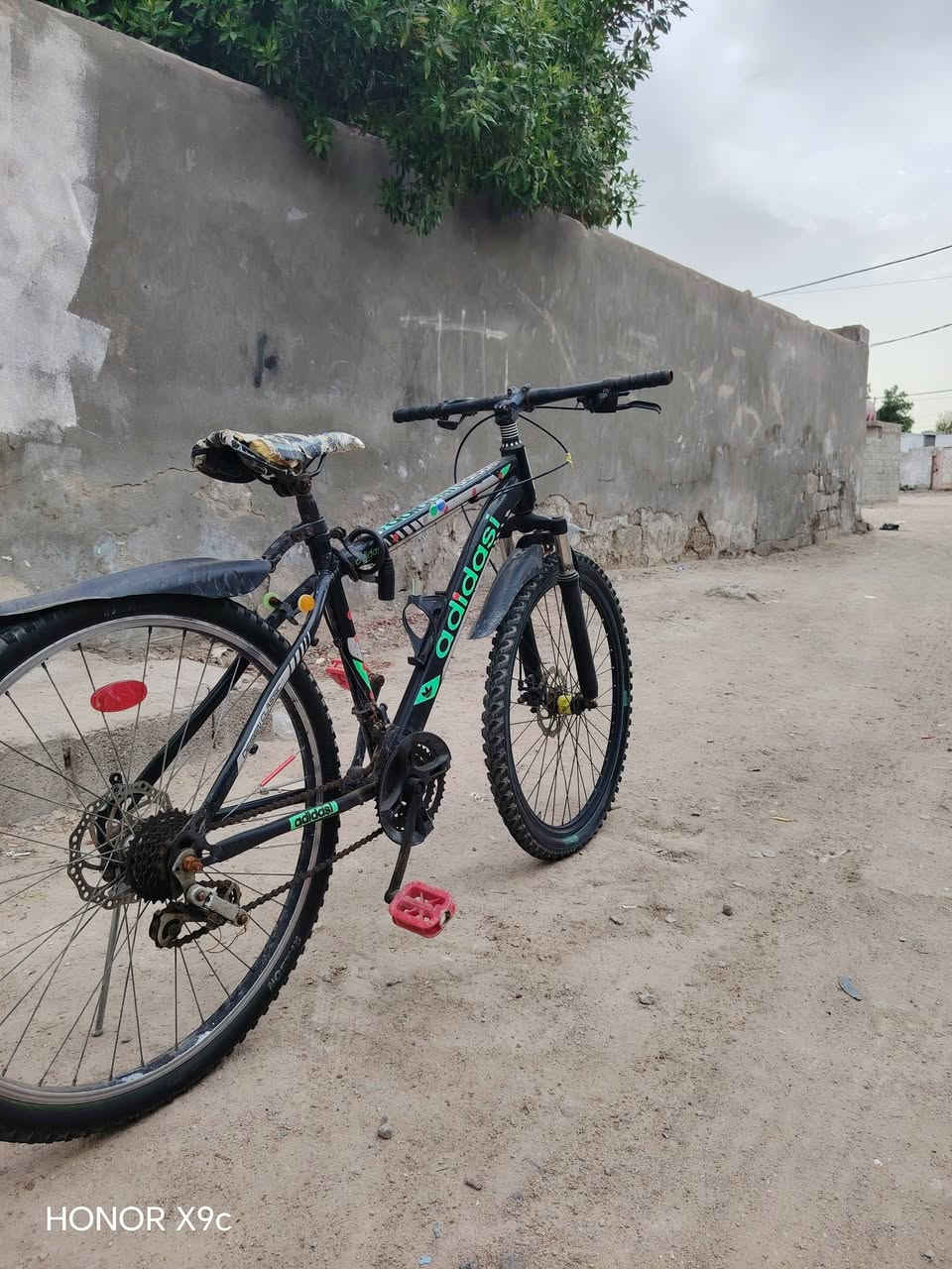 السلام عليكم
بايسكل للبيع
نوع جبلي
تايرته  نظيفه
العقرب شغال
كفات جدد
اللشه نظيفه ما بيها زلوغ
البايسكل ناقصه بس ترتيبات
ناقصه بس فحمات مال بريك وعقرب سعره 500 دينار
الساعه 75 وبي مجال


**إذا كنت صاحب هذا الإعلان وتريد حذفه لأي سبب، رجاءا أرسل رسالة إلى الدعم الفني**