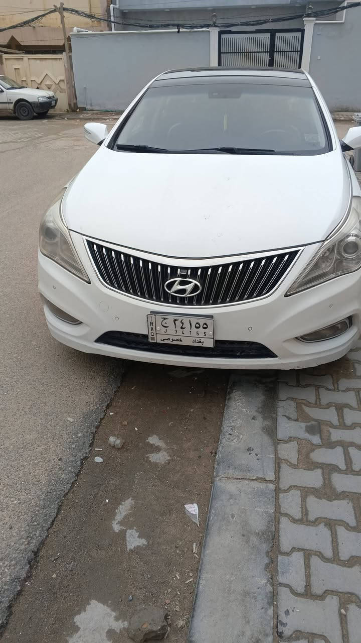 ازيرا موديل 12 بيه باب السايق وشوية جاملغ فول موصفات خليجية بصمة تحكم يدات بصمة شاشة قطعتين تبريد مكينة 6 سلندر كشنات كهربائية بنوراما فتحتين سقف اشاير بالمري المري شفط يعني كل المواصفات بيه مراوس فقط بسيارة بي واي دي أو نسيان سنترا موديل 25  مكاني نجف الاتصال ***********
