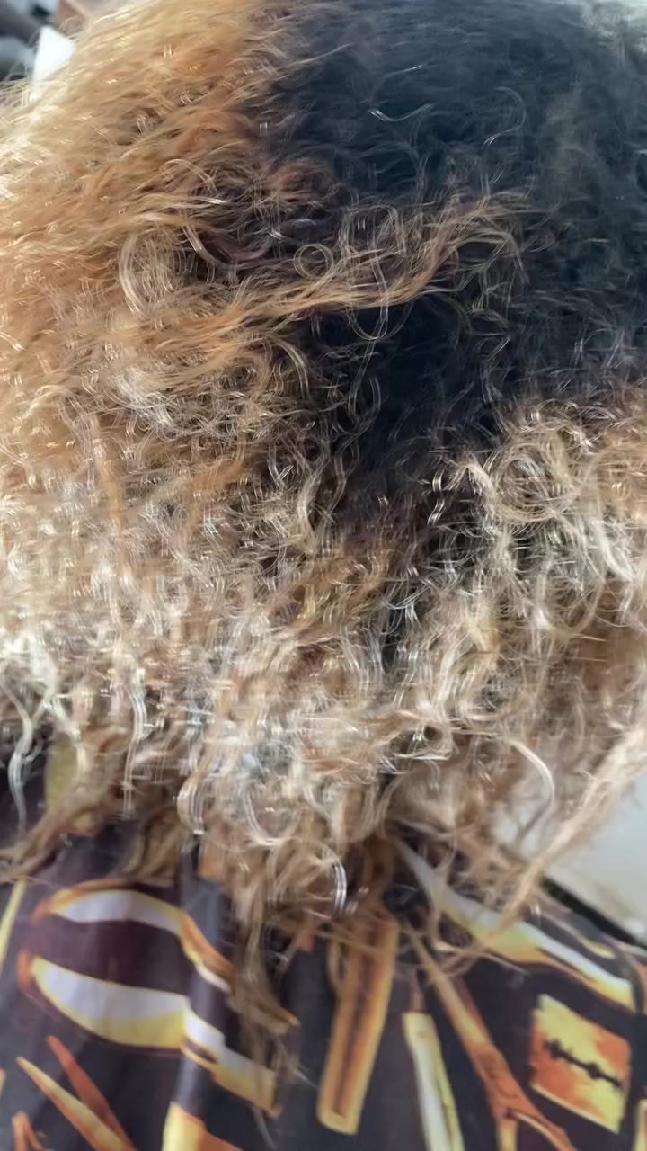 السلام عليكم بنات هذا شغلي تسريح صبغ ميش حفافه بدكير ومنكير كلشي متوفر للحجز حنزل الرقم وراسلوني الحفافه شمع وخيط ٨بس خيط ٥أصباغ الشعر من ١٥ لحد ٢٥ توحيد صبغ وميش ٣٥ تسريح شعر من ٣٠ لحد ٨٠ ألف شعر طويل تاتو عرض بدل ٢٥ ١٥الف  سارعو عروض العيد للحجز والاستفسار ***********
