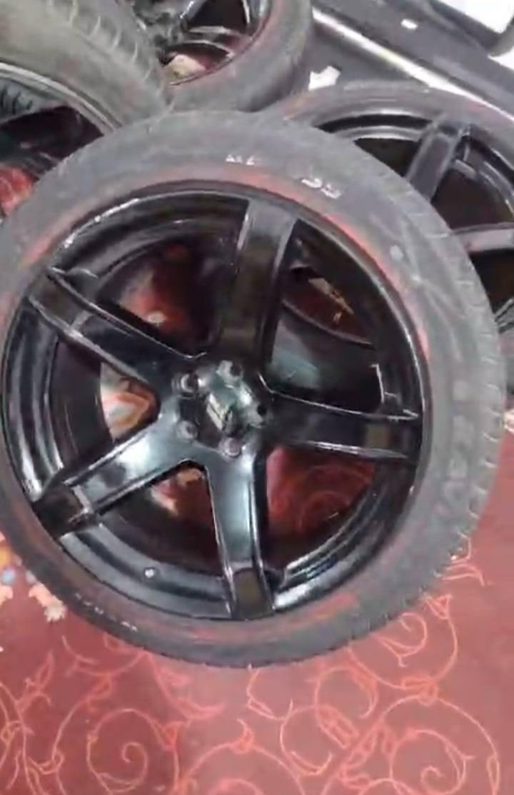 ألسلام عليكم للبيع طخم تاير +وياله حجم 20وكت كامل جارجر ***********
