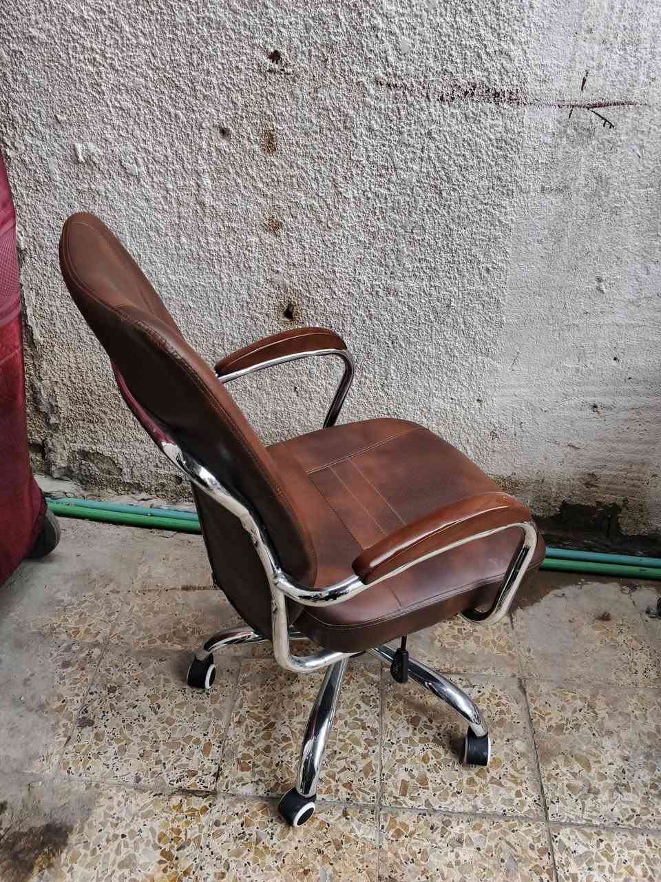 كرسي مكتب جلد للبيع
السعر50
مكان: زويريجات 
رقم: ***********
