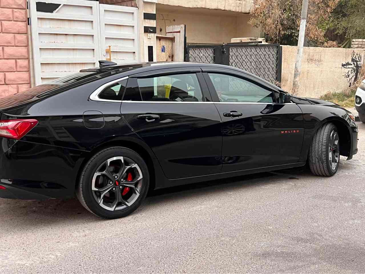 السلام عليكم اخواني الاعزاء عندي ماليبو موديل (2022)للبيع فقط السياره وارد امريكا ضررها فقط بنيد سطحي بدون دواخل بدون بحيث راديتر بلادي وباقي السياره مكفول من الضرر والصبغ مواصفات LT2 تجي بانوراما قطعتين تبريد تشغيل عن بعد حساس تايرات تدفئة كشنات كشن السايق كهرباء محرك 1500 تيربو كير ومحرك بشرك مكفوله ماشيه (80) الف كيلو مو ميل السياره كلش حلوه ومكفوله من ناحيت كهربائيات اي كلوب ممشتغل بيها مكان السياره الاعظميه السياره بسمي السعر المطلوب (13500$)وبيها مجال لطيبين للمعلومات اكثر الاتصال *********** بغداد, العراق
