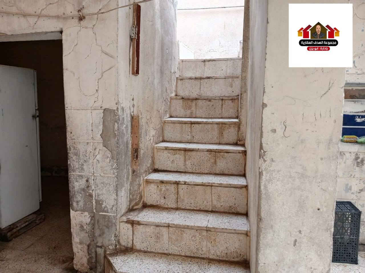 #بيت_للبيع ( حساب ارض )
في منطقة الصناعة القديمة قرب المستوصف 

مساحة البيت ( 150 متر ) 
طابق واحد يحتوي على ( 3 ) غرف ومخزن وحمام ومطبخ وتواليت 

التفاصيل على الخاص او على الارقام التاليه:-
***********
***********
