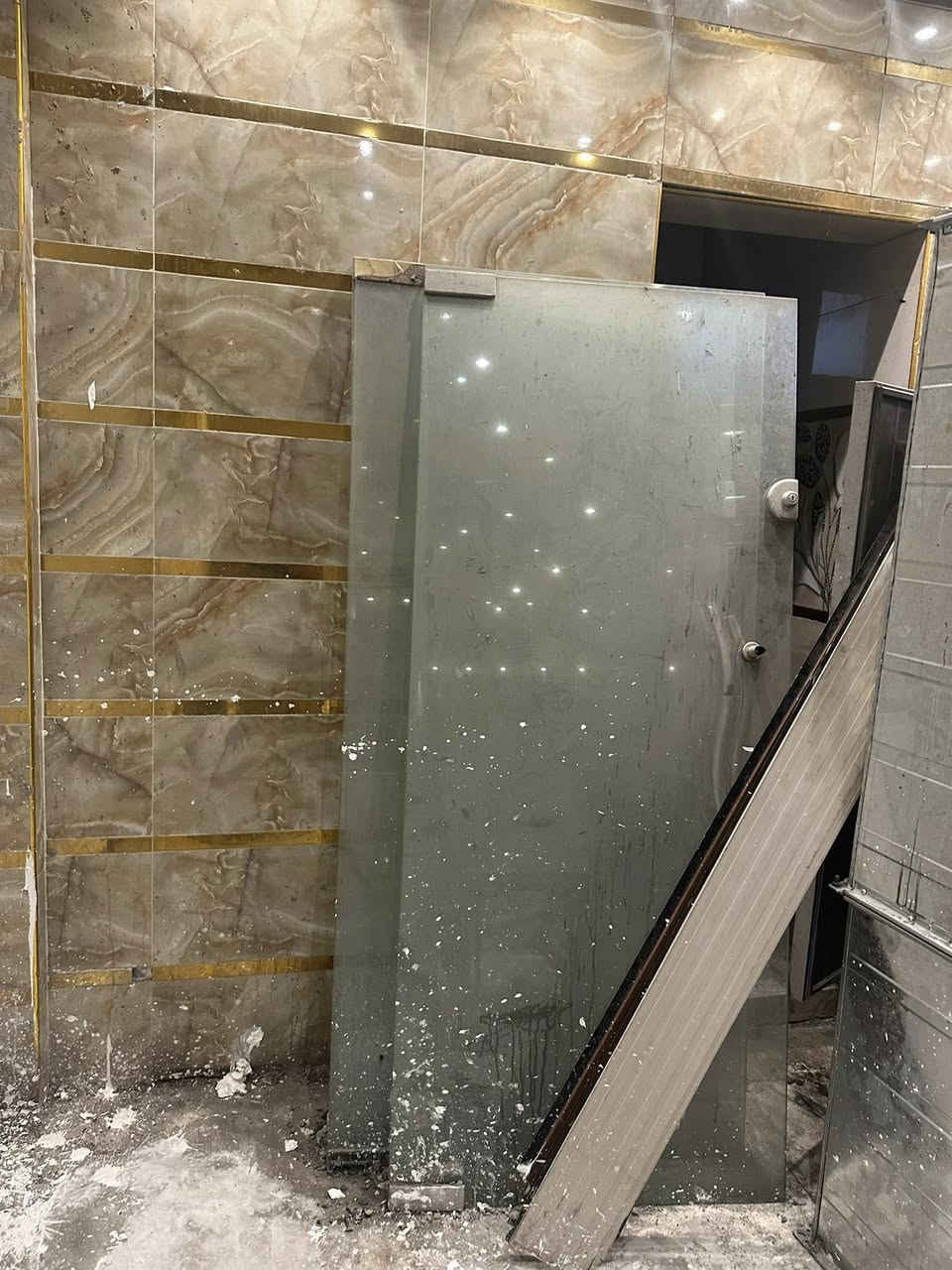 سلام عليكم غراض مطاعم البيع
برادات سل استيل 2
دكت ساحب دهون 14 متر كامل هوا ولمسحب
كراسي 20 كرسي 
بوب زجاج ضغط عالي 2 ابو المتر 
عراضه مبطوحه بيه ليك 
شوايات كص جدد ما مشتغلات كاملات هنه ول شياش 
قلايات كرسبي وفنكر العداد ثنين 
عربه مال جاي جديده بس متروكه هيه ول بريمز
جدوره سل استيل مال عرض وتحميه العداد 10
طباخ 3 عيون الطول متر ونص 
تنور مال مطاعم جبير 
اتصل وشنو تريد بل خدمه
رقم الهاتف *********** 
مكان بصره
