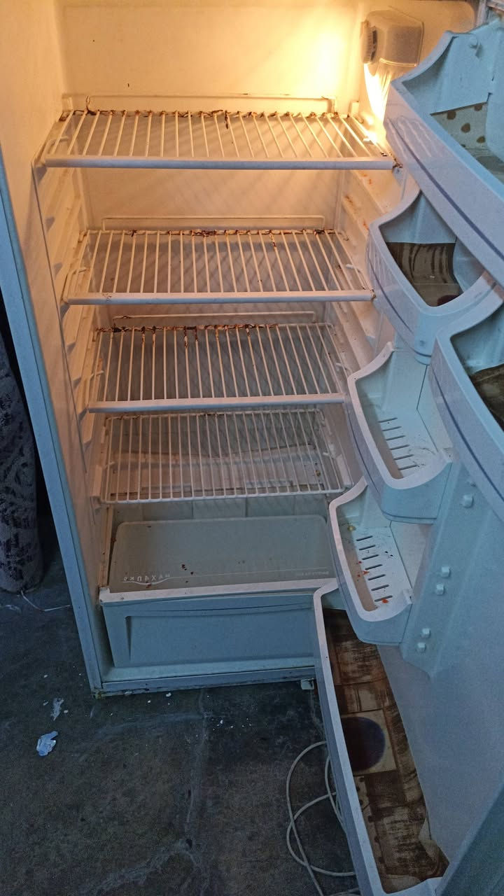 سلام عليكم ثلاجه بشرط مامصلحه. سعره/ 125/طباخ اخو الجديد سعره /150/سنك مرمر قياسه متر وسبعين سعره /90/ماطورات الواحد /35/بشرط اوفن بشرط سعره /25/استفسار اكثر اتصل على الرقم بي واتساب /***********
