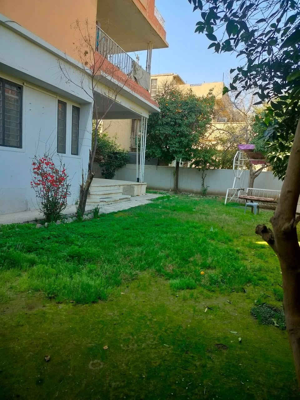 🔴 دار طابق واحد  للأيجار
الموقع  حي الزهور قرب دورة سيدتي الجميله
المساحه 200 متر
يحتوي الدار على غرفتين نوم واستقبال ورهره نظيفه وصحيات وحديقه وكراج
🔴 الإيجار الشهري 400
للاستفسار الاتصال على أحد الأرقام ا☎️***********
☎️***********
