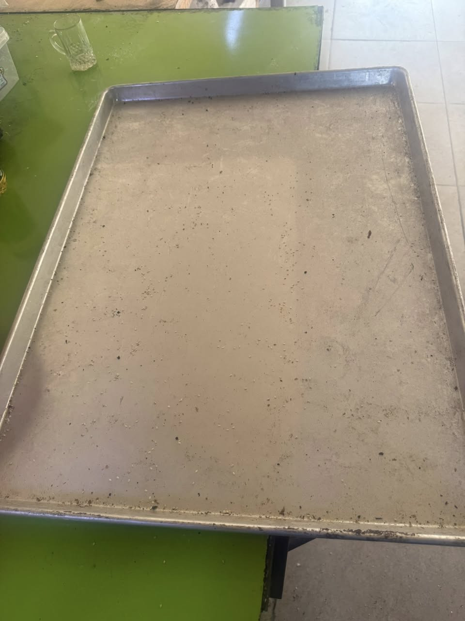 فرن للبيع مع ٢٥ صينيه غير مستعملات صواني بعدهن جدد مكان بغداد رقم الهاتف ***********
