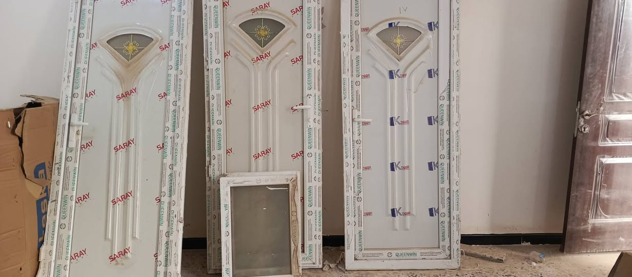 باب pvc عدد 3
باب خشب تركي اخو الجديد عدد 4
باب حديد مع الفريم مع شباك pvc 
للبيع 
للاستفسار الاتصال ***********

