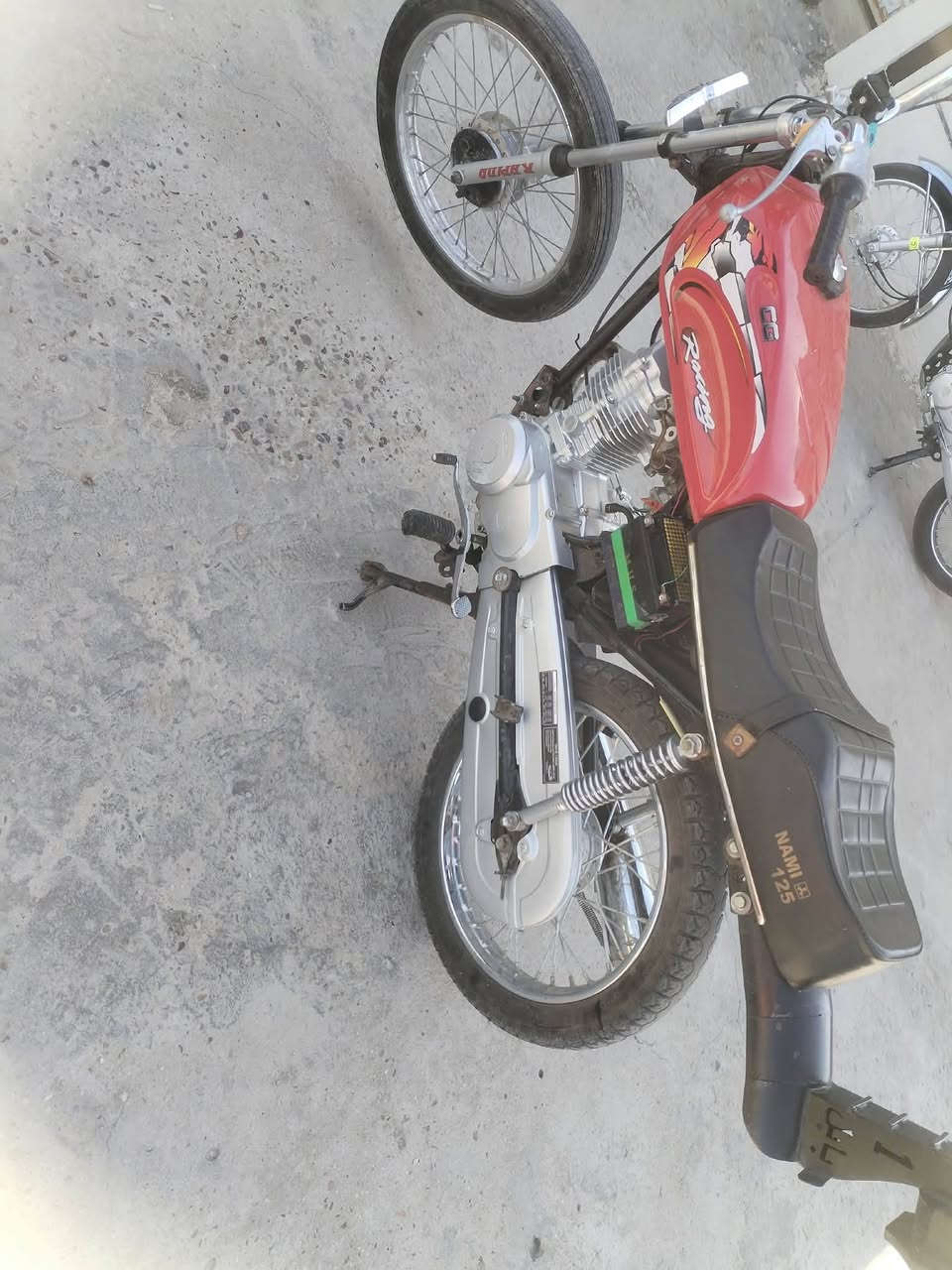 سلام عليكم دراجه نامه لبيع دراجه معمره شاصي موديل 15 دراجه تعميره 25 دراجه حلوه وخير من الله سعره 475 وبيه مجال ***********
