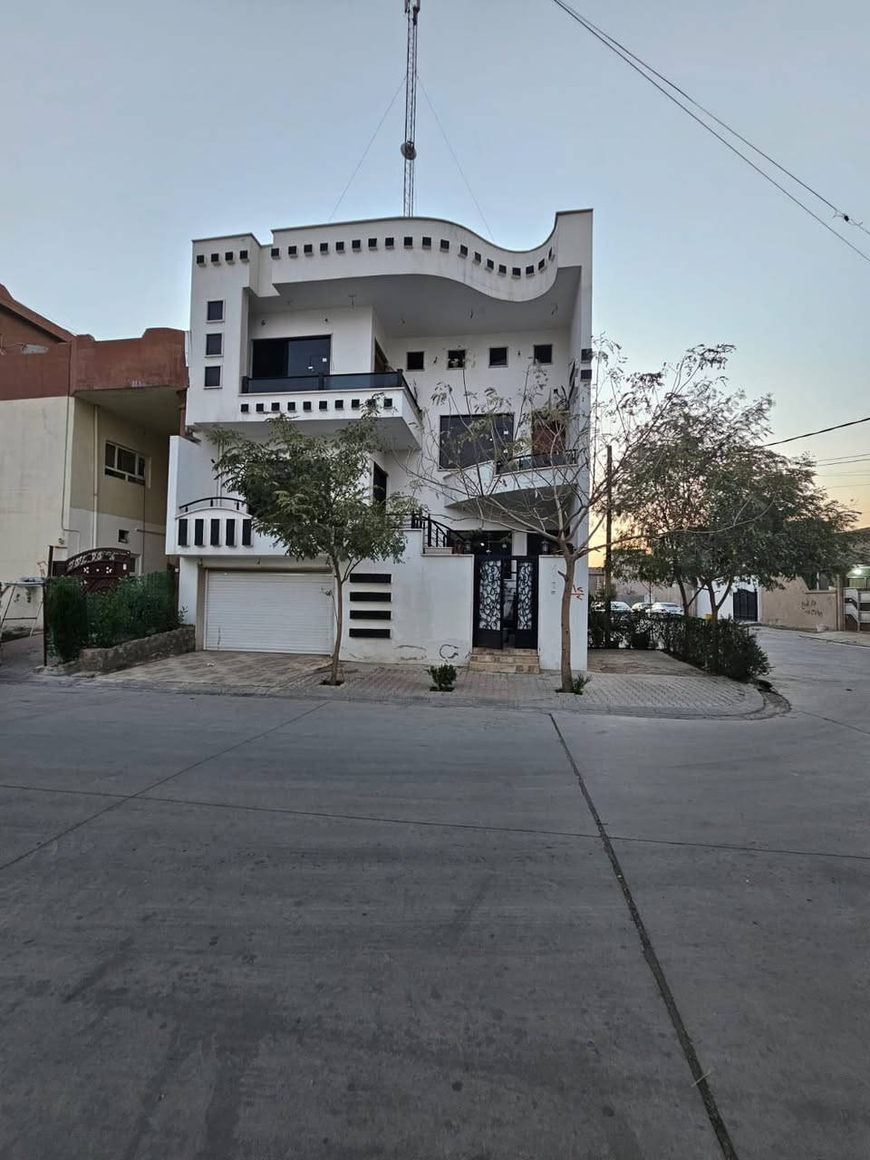 دار للبيع العنوان روناكي 
المساحة 100 متر ركن شارع عريض طرفين 
طابو ملك صرف 
طابقين 
للاستفسار ***********
