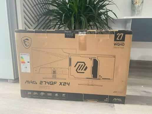 حجم الشاشة (Panel Size): تأتي الشاشة بحجم 27 بوصة، وهو حجم شائع ومثالي للألعاب، حيث يوفر مساحة عرض كافية للانغماس دون أن يكون كبيرًا جدًا للتحكم البصري السريع.
نوع اللوحة (Panel Type): تستخدم الشاشة لوحة Rapid IPS. تجمع هذه التقنية بين الألوان الزاهية وزوايا الرؤية الواسعة للوحات IPS التقليدية، مع سرعة الاستجابة الفائقة. هذا يضمن أنك ستحصل على صور واضحة وحادة بألوان دقيقة، حتى في أسرع المشاهد.
الدقة (Panel Resolution): تتميز بدقة 2560 × 1440 (WQHD). تُقدم هذه الدقة ضعف عدد البكسلات تقريبًا مقارنة بدقة Full HD (1080p)، مما يوفر تفاصيل صورة أكثر وضوحًا ونصوصًا أكثر حدة. إنها النقطة المثلى بين جودة الصورة وأداء الألعاب لمعظم بطاقات الرسوميات الحديثة.
معدل التحديث (Refresh Rate): مع معدل تحديث يبلغ 240 هرتز، تعرض الشاشة ما يصل إلى 240 إطارًا في الثانية، مما يوفر سلاسة استثنائية للحركة. هذا يقلل بشكل كبير من ضبابية الحركة وتمزق الشاشة، وهو أمر بالغ الأهمية في ألعاب التصويب من منظور الشخص الأول (FPS) والألعاب سريعة الوتيرة.
زمن الاستجابة (Response Time): بزمن استجابة يبلغ 0.5 مللي ثانية (GtG, Min)، تُعد هذه الشاشة واحدة من الأسرع في السوق. يقلل زمن الاستجابة المنخفض من “الظلال” (ghosting) التي قد تظهر خلف الأجسام المتحركة بسرعة، مما يمنحك صورة حادة وواضحة دائمًا.
تقنية المزامنة الديناميكية (DYNAMIC REFRESH RATE TECHNOLOGY): تدعم الشاشة تقنية AMD FreeSync™ Premium. تعمل هذه التقنية على مزامنة معدل تحديث الشاشة مع معدل الإطارات الذي تنتجه بطاقة الرسوميات الخاصة بك (إذا كانت متوافقة مع AMD)، مما يقضي على تمزق الشاشة (screen tearing) والتأتأة (stuttering) لتجربة لعب فائقة السلاسة والخالية من العيوب.
ميزات إضافية:

دعم HDR: الشاشة جاهزة لـ HDR (HDR Ready)، مما يعني أنها يمكنها عرض محتوى HDR بتحسين في التباين والظلال، مما يضيف عمقًا وتفصيلاً بصريًا للحصول على صور أكثر واقعية وجاذبية.
المنافذ (Video/Audio ports): تحتوي على 2x HDMI™ 2.0b (WQHD@144Hz) و1x DisplayPort 1.4a (HBR3)، مما يوفر خيارات اتصال مرنة لأجهزة متعددة. كما يتوفر منفذ سماعة رأس (Headphone-out).
زاوية الرؤية (Viewing Angle): توفر زوايا رؤية واسعة تبلغ 178 درجة أفقيًا وعموديًا، مما يضمن عرضًا ثابتًا للألوان والصورة من أي زاوية مشاهدة تقريبًا.
تغطية الألوان: تغطي الشاشة نسبة ممتازة من مساحات الألوان: 93% Adobe RGB، 96% DCI-P3، و 130% sRGB (معيار CIE1976). هذا يعني أن الشاشة قادرة على إنتاج ألوان غنية وحيوية ودقيقة، مما يجعلها مناسبة ليس فقط للألعاب ولكن أيضًا للمهام التي تتطلب دقة ألوان مثل تحرير الصور أو الفيديو.
معالجة السطح (Surface Treatment): تتميز بطبقة مضادة للتوهج (Anti-glare) لتقليل الانعكاسات المشتتة للضوء وتحسين الراحة البصرية أثناء الاستخدام لفترات طويلة.
تصميم بدون إطار (Frameless Design): يساهم في مظهر أنيق وعصري، ويجعلها مثالية لإعدادات الشاشات المتعددة للحصول على تجربة بصرية أكثر سلاسة.
التعديل (الإمالة): تتيح الشاشة تعديل الإمالة من -5° إلى 20° للعثور على زاوية المشاهدة المثلى.
دعم PIP/PBP: تدعم الشاشة ميزات الصورة في الصورة (PIP) والصورة بجانب الصورة (PBP)، مما يسمح لك بعرض مصادر متعددة في نفس الوقت على الشاشة. النجف, العراق


**إذا كنت صاحب هذا الإعلان وتريد حذفه لأي سبب، رجاءا أرسل رسالة إلى الدعم الفني**