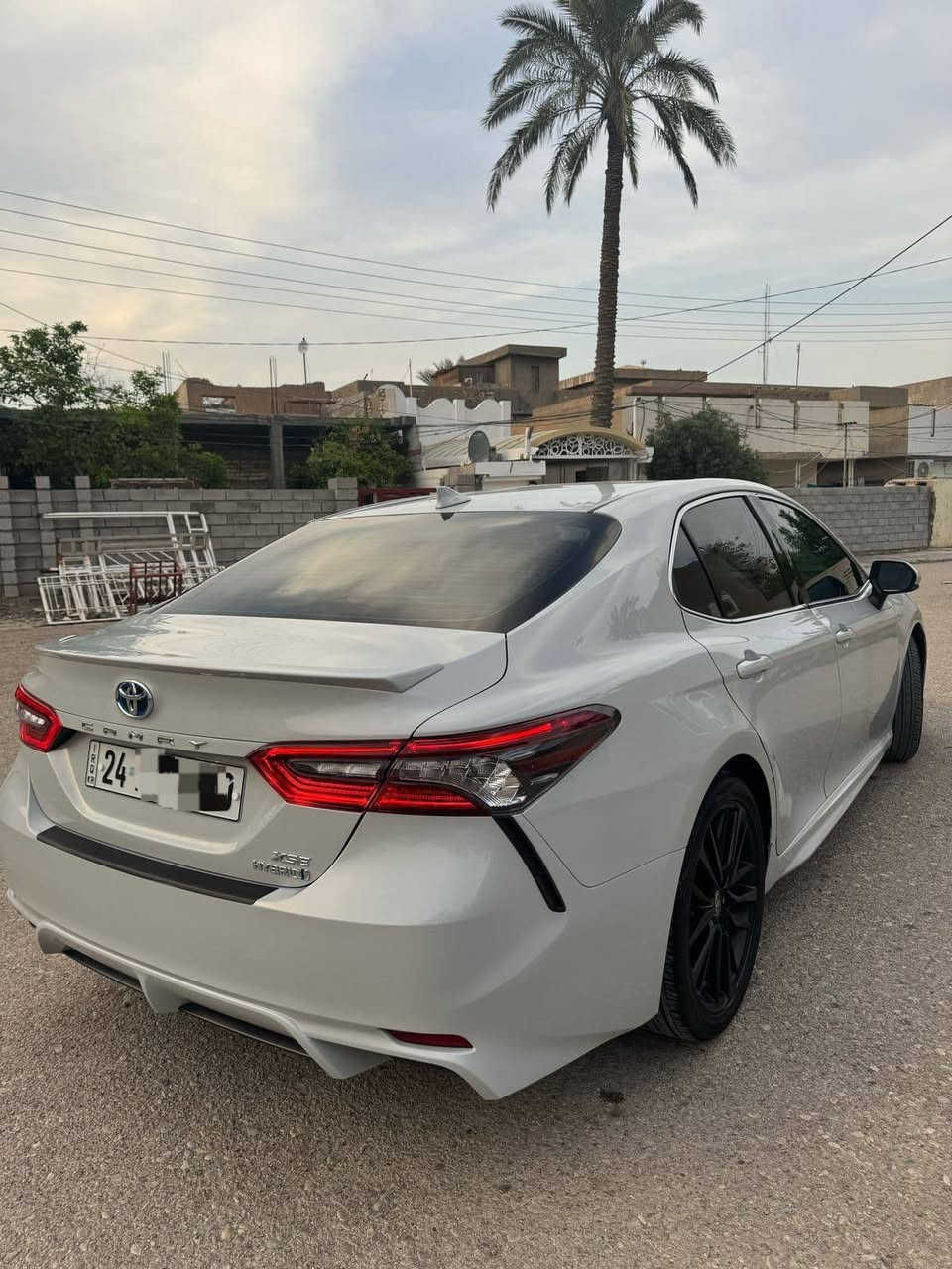‏2022  𝐓𝐎𝐘𝐎𝐓𝐀 𝐂𝐀𝐌𝐑𝐘-𝐗𝐒𝐄 Hybrid
تويوتا كامري (XSE) موديل : 2022
اللون : سموك مميز

عداد المسافة : 29.000 ميل

حجم المحرك : 2.5L ( 4.سلندر )

الضرر : بارد بالباب الصدر تقريبا شبر  
رقم الشاصي مع صور 
‏
 كافة الايرباكات سليمة 100%
المواصفات : 𝐗𝐒𝐄
فـول مـواصـفـات عدا الفتحة
ابواب  بصمة
بصمة تشغيل 
تشغيل عن بعد (𝐑𝐄𝐌𝐎𝐓𝐄 𝐒𝐓𝐀𝐑𝐓)
شاشة  كبير
كاميرا خلفية 
حساسات خلفيه
هاند بريك بصمة
اوتو هولد (𝐀𝐔𝐓𝐎 𝐇𝐎𝐋𝐃)
اوتو ستارت (𝐀𝐔𝐓𝐎 𝐒𝐓𝐀𝐑𝐓)
اوتو ستوب (𝐀𝐔𝐓𝐎 𝐒𝐓𝐎𝐏)
رادار امامي (تحديد مسار)
‏‎رادار جانبي (نقاط عمياء)
‏‎حساسات خلفي 
مانع انزلاق+𝐀𝐁𝐒
3انظمة  (𝐄𝐂𝐎) (𝐍𝐎𝐑𝐌𝐀𝐋)(𝐒𝐏𝐎𝐑𝐓)
نظام EV MODE
تحكيم استيرن+ شفتات استيرن
كشنات جلد ، كشنات كهربائي
كشنات الامامي هيتر 
لايتات (𝐋𝐄𝐃) عدسة زينون بيلادي
اناره داخليه led 
ترحيب بلادي بالدواسات 
شاحن وايرلس
مثبت سرعه تفاعلي قيادة اليه ، تحديد مسار 
تخم تايرات جديدات 
 اي ستفسار هذا رقم صاحب لسياره اني مكلف بلنشر  ***********
