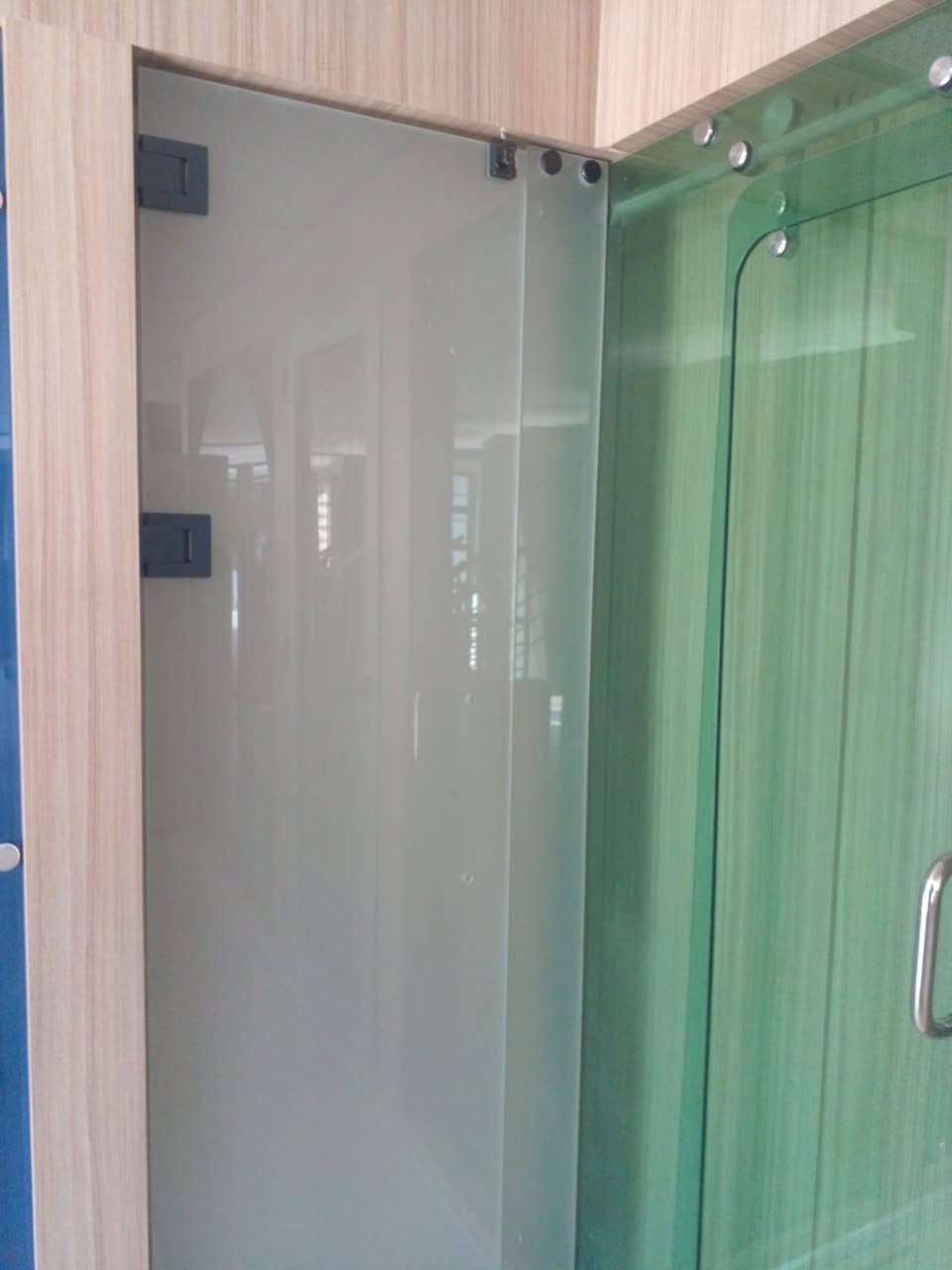 السلام عليكم
نقدم لكم اعمالنا 

: عمل واجهات زجاج 10 ملم ( جام خانه ) للمحلات والمطاعم والبنايات 

: عمل قواطع جام داخليه وشاورات وقواطع زجاج مرمل ضبابي مسكرت

: عمل فاترينات زجاج وام دي اف سي ان سي

: عمل كافة الأبواب الكهربائيه الزجاجيه والألمنيوم 

:عمل واجهات ألمنيوم G60 مفصلي وأبواب سوينك بماطور الماني أو ايطالي بضمان ١٠ سنوات بأسعار تنافسيه

: عمل أبواب ستلستيل كهربائيه للمستشفيات(مداخل العمليات)

: عمل كافة المحجرات الألمنيوم والستلستيل والزجاج المقسى 

اسعارنه تنافسيه وجوه السوك 
اتصلو وتدللون 

***********. 
كل الشغل بضمان يبدي من سنتين إلى ١٠ سنوات
