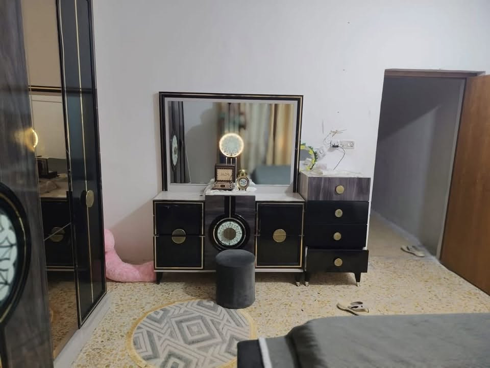 غرفه للبيع جديده ستخدام قليل ماخديها مليون و500 و 9قطع جديده لوك بعدها جيسها بيها عارضيها ٧٠٠ومجال بسيط***********
