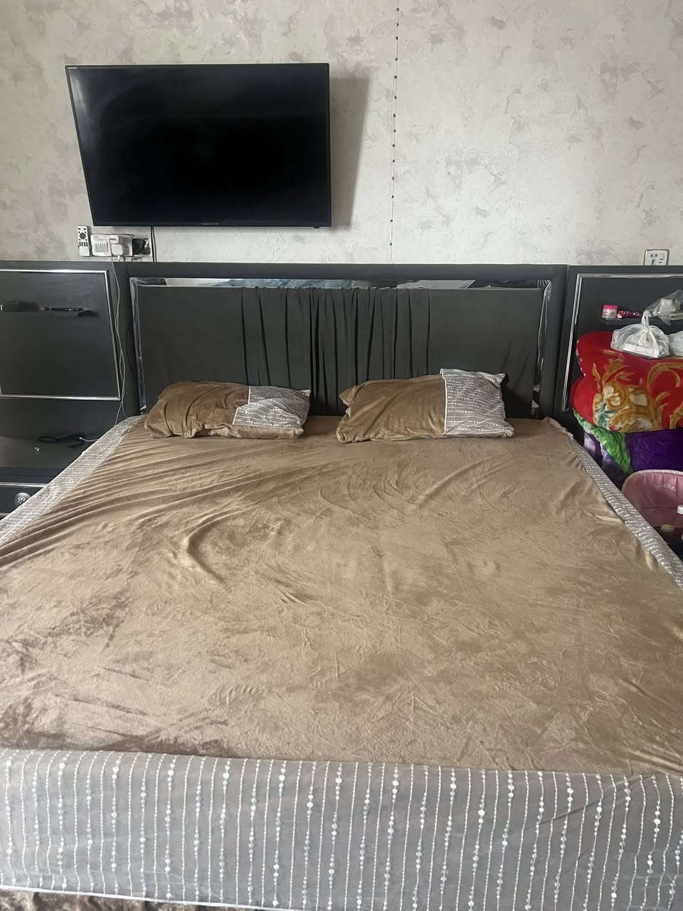 سلام عليكم غرفة تركية للبيع كلش نضيفة ومرتبة بس بيهة كم جرار رادلهن براقي والباقي كلة جديد لونها حلوو وخشبهة ثقيل ومابيهة اي ضرر مكان بغداد ابو غريب السعر 900 وبيهة مجال ***********
