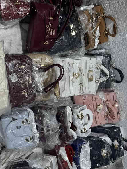 � شلعــة حقائب مميزة 🔥

 • هيرمز (10 قطع × 4 آلاف)
 • ديور (8 قطع × 3 آلاف)
 حقيبه miu miu  عدد 8 سعر 4الف
 • توت باك (11 قطعة × 2 آلاف)�ميدالية الكرز عدد 8 كلهن ب5 الف
المجموع 37 قطعة بسعر 123 الف

‪0786 165 0745‬
