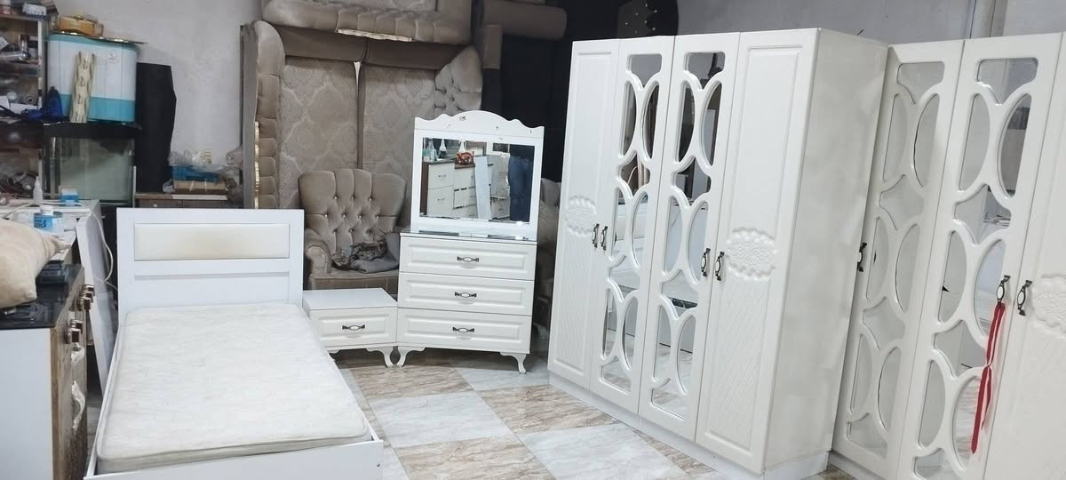 غرف شبابية عدد 2 كل غرفة 4 قطع وكل كنتور 4 ابواب مع الدواشك 
سعر الغرفة الواحدة 275 وبيهة مجال 
للاستفسار ***********
