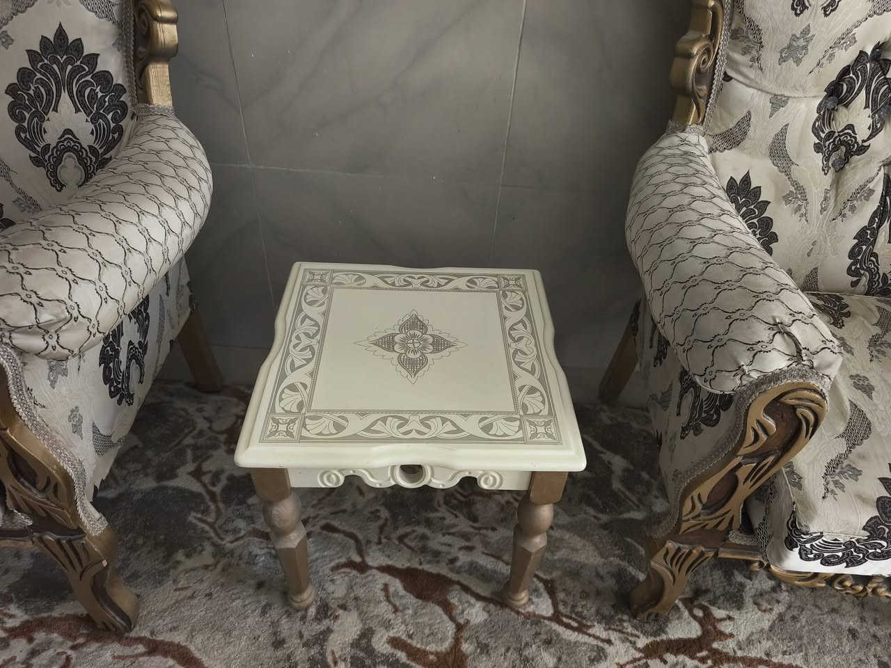 غراض مستعملة للبيع
تخم قنفات 10 مقعد يتكون من ثلاثية عدد 2 وثنائية عدد واحد وكراسي عدد ٢
ميز طعام خشب مع 6 كراسي 
كراسي قنفات عدد ٢
طبلات عدد 5 كبيرة وحدة و4 حجم صغير 
تباع المواد كله السعر 700 الف 
*********** واتساب واتصال
