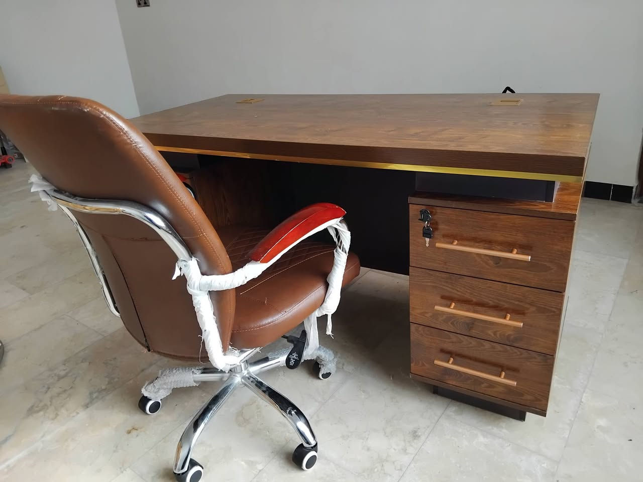 مًيَزٍ مًکْتٌبً مًعٌ کْرسِيَ دٍوٌآر جّدٍيَدٍ لَلَبًيَعٌ ***********
