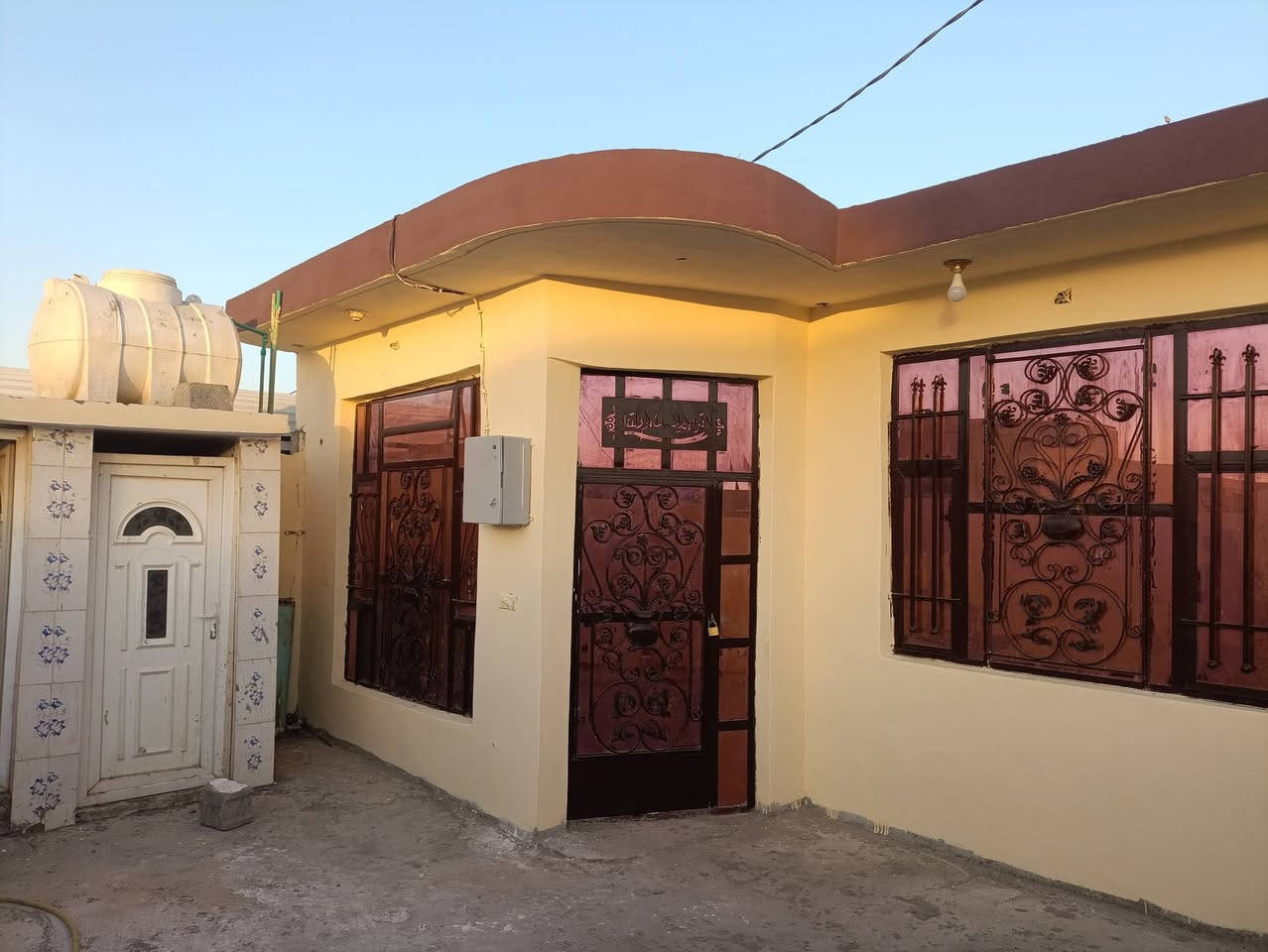 دار للبيع مساحة 150متر ركن
غرفة نوم وحده وصالة واستقبال ومطبخ وحمام 
الارضيه صب 
حواس خلف اسواق ابو منذر 
***********
