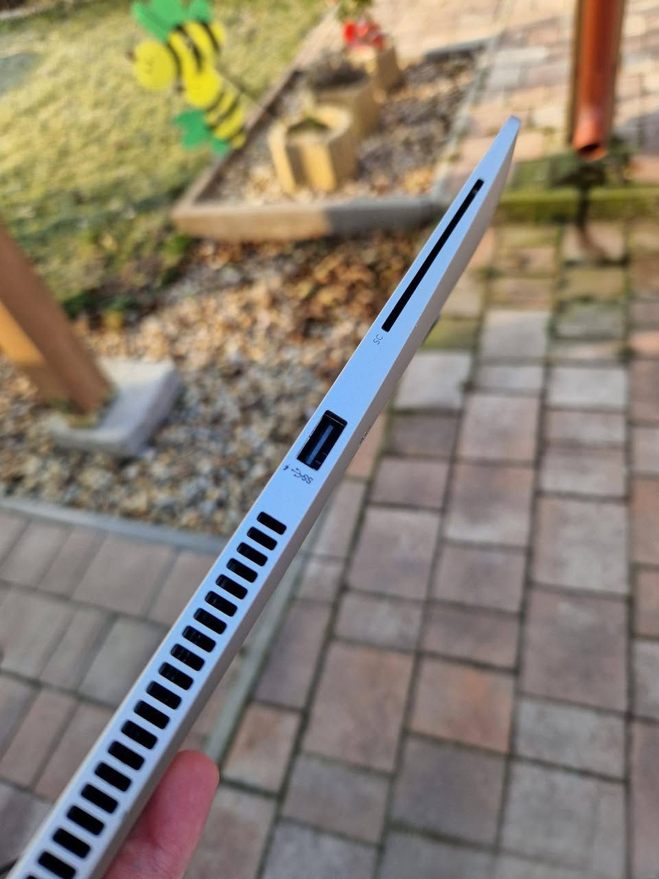 💼 HP EliteBook 850 G5 – هيكل معدني أنيق وخفيف | شاشة 15.6 إنچ
✨ خيار ممتاز للدراسة، الأعمال المكتبية، وإدارة المهام اليومية بكفاءة عالية
━━━━━━━━━━━━━━━━━━
📌 المواصفات الأساسية:

الموديل: HP EliteBook 850 G5
الفئة: EliteBook (هيكل معدني أنيق وسوبر سلم)
المعالج: Intel Core i5-8200U – الجيل الثامن
الرام: 8GB DDR4
التخزين: 256GB SSD (سرعة إقلاع وأداء ممتاز)
كارت الشاشة: 4GB Intel UHD Graphics (مدمج)
الشاشة: 15.6 إنچ FHD 1920×1080 – وضوح ودقة ممتازة
الكيبورد: عربي + إنكليزي (ليزري وليس ستكر)
━━━━━━━━━━━━━━━━━━
🟢 الحالة والتوصيل:
وارد أوروبي – غير مستعمل في العراق، نظافة 95%+
البطارية بحالة جيدة – تعمل بكفاءة أكثر من ساعة
🎁 العرض يشمل: توصيل مجاني + حقيبة + ماوس هدية
━━━━━━━━━━━━━━━━━━
💰 السعر: 350,000 دينار عراقي

🛡 الضمان:
فحص وتشغيل أمام المندوب قبل الاستلام
ضمان استخدام أسبوعين – أي خلل مصنعي يُستبدل بنفس الموديل


**إذا كنت صاحب هذا الإعلان وتريد حذفه لأي سبب، رجاءا أرسل رسالة إلى الدعم الفني**