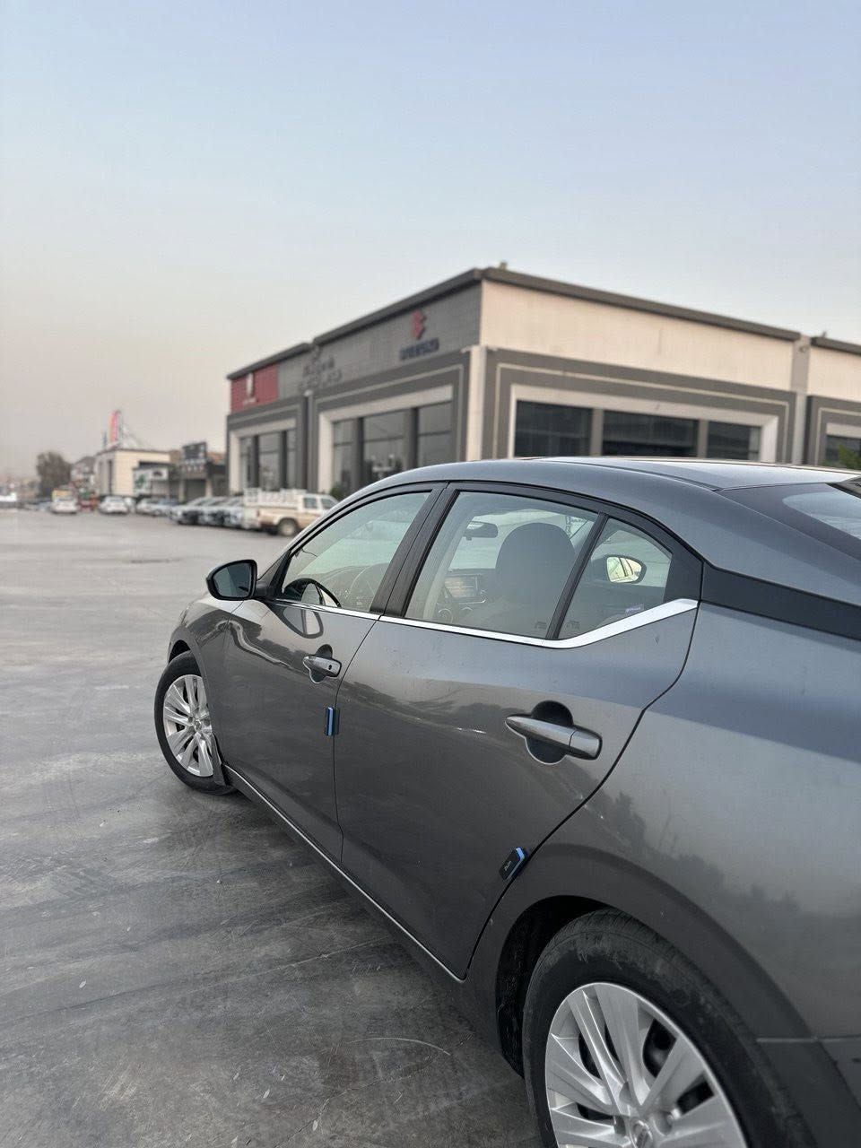 للبيع نيسان سنترا SV قمارة
السيارة نظيفة جداً
لون نفطي غامق مثل ما مبين بالصور ✨
🚫 بدون حادث
🚫 بدون غرق 

🔧 المواصفات:

 • فئة SV
 • تشغيل بصمة
 • جانات أبواب أوتوماتيك
 • تبريد قطعتين
 • توقف ذاتي / مانع تصادم
            حساسات 
             كامره 
 • Auto Stop
 • مكينة 2.0
 • قير أوتوماتيك
 • ماشية 100 ألف كيلو

📄 الوضع القانوني:
 • سرقة جاملوغ مرجعة نفس الشركة        بدون صبغ 
 • أوراقها نظامية مرقمه اربيل
- السيارة مكفولة من كل شيء
📍 الموقع: (موصل )
💰 السعر: ( 14,000$)
📞 للجادي : *********** واتسأب
