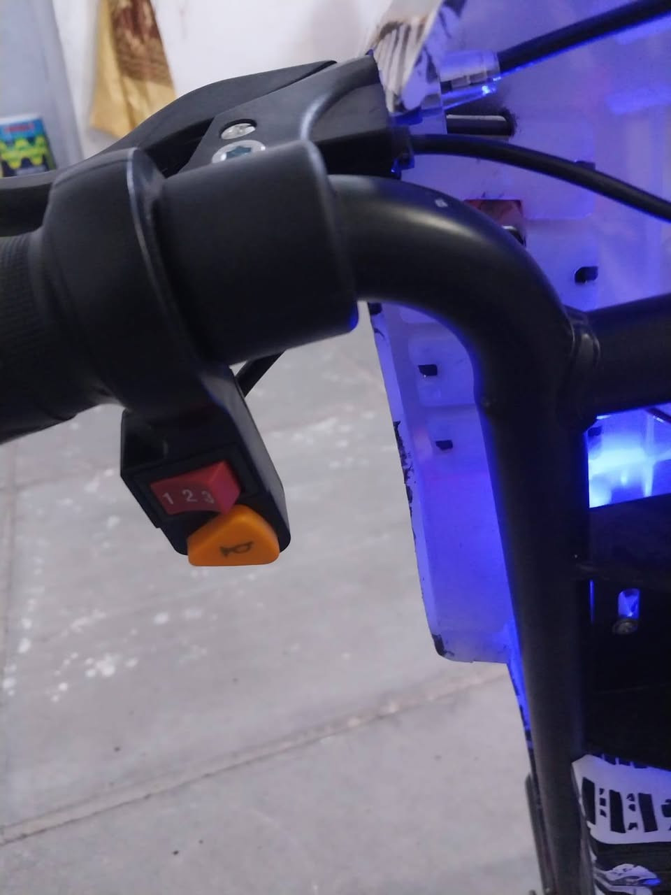 سلام عليكم سكوتر للبيع صارلي سبوعين شتريته جديده  بالكارتونه الحجم الكبير بطاريه 48.       الرقم***********//***********
