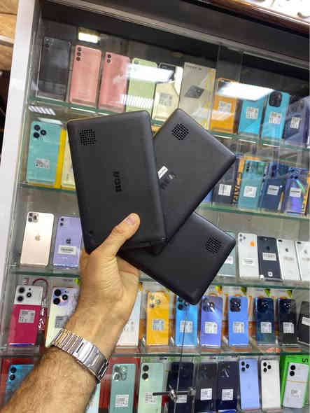 ايبادات امزون حجم 7 السعر 35 الف ذاكرة 16 
يشغل جميع البرامج حتى و ان فرمتت الجهاز يبقى اليوت يوب شغال 
العنوان معرض ضياء شارع الخليج مقابل مرطبات زهرة الخليج 
*********** الصويرة
