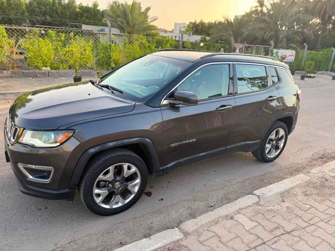 جيب كومباس 2018 ليميتد
 (Jeep Compass Limited 2018) 

للبيع سيارة جيب كومباس فئة ليمتد (Limited) وارد امريكي أعلى مواصفات .

المواصفات العامة والمحرك:
 المحرك: 4 سلندر، سعة 2.4 لتر (Tigershark) – محرك اقتصادي وقوي.
 الكير: أوتوماتيك (9 سرعات).
 نظام الدفع: دفع رباعي (4WD) مع نظام (Jeep Active Drive) للتحكم بالقيادة حسب التضاريس (طين، رمل، ثلج، صخور).

المواصفات الخارجية والراحة:
 البانوراما: فتحة سقف بانوراما كاملة.
 البصمة: بصمة تشغيل وبصمة أبواب (دخول ذكي)، بالإضافة إلى ميزة التشغيل عن بُعد.
 الجنطة (الصندوق الخلفي): كهرباء (تفتح وتغلق بزر وقابلة للتحكم عن بعد).
 الإضاءة: لايتات زينون مع إضاءة LED نهارية مميزة، وكشافات ضباب.

 الويلات: ويل كروم حجم 18 إنج (شكل الليميتد المميز).
المواصفات الداخلية والرفاهية:
 الكراسي: جلد بالكامل (تطريز بلادي فخم)، الكراسي الأمامية تحكم كهربائي مع ميزة التدفئة (للكراسي والستيرن).

 الشاشة: شاشة دشبول كبيرة حجم 8.4 إنج تدعم نظام (Apple CarPlay) و(Android Auto)، ونظام خرائط (Navigation).
 
التبريد: تبريد قطعتين (دبل زون) ثلج ما شاء الله.
 النظام الصوتي: نظام صوتي مميز ونقي جداً.

الأنظمة الذكية والأمان:
 الرادارات: رادار أمامي، رادار جانبي (نقطة عمياء)، ورادار خلفي للمساعدة على الاصطفاف.
 كاميرا خلفية دوارة مع حساسات خلفية بلادية.
 نظام التنبيه عند الخروج عن المسار.
 نظام (Auto Start/Stop) لتوفير الوقود عند التوقف.
حالة السيارة: السيارة كاملة ان شاء الله بيها ملاحظات بسيطة وواكعة من السعر رايدها ب 135$ وبيها مجال بسيط مكاني بغداد للاتصال *********** بغداد, العراق
