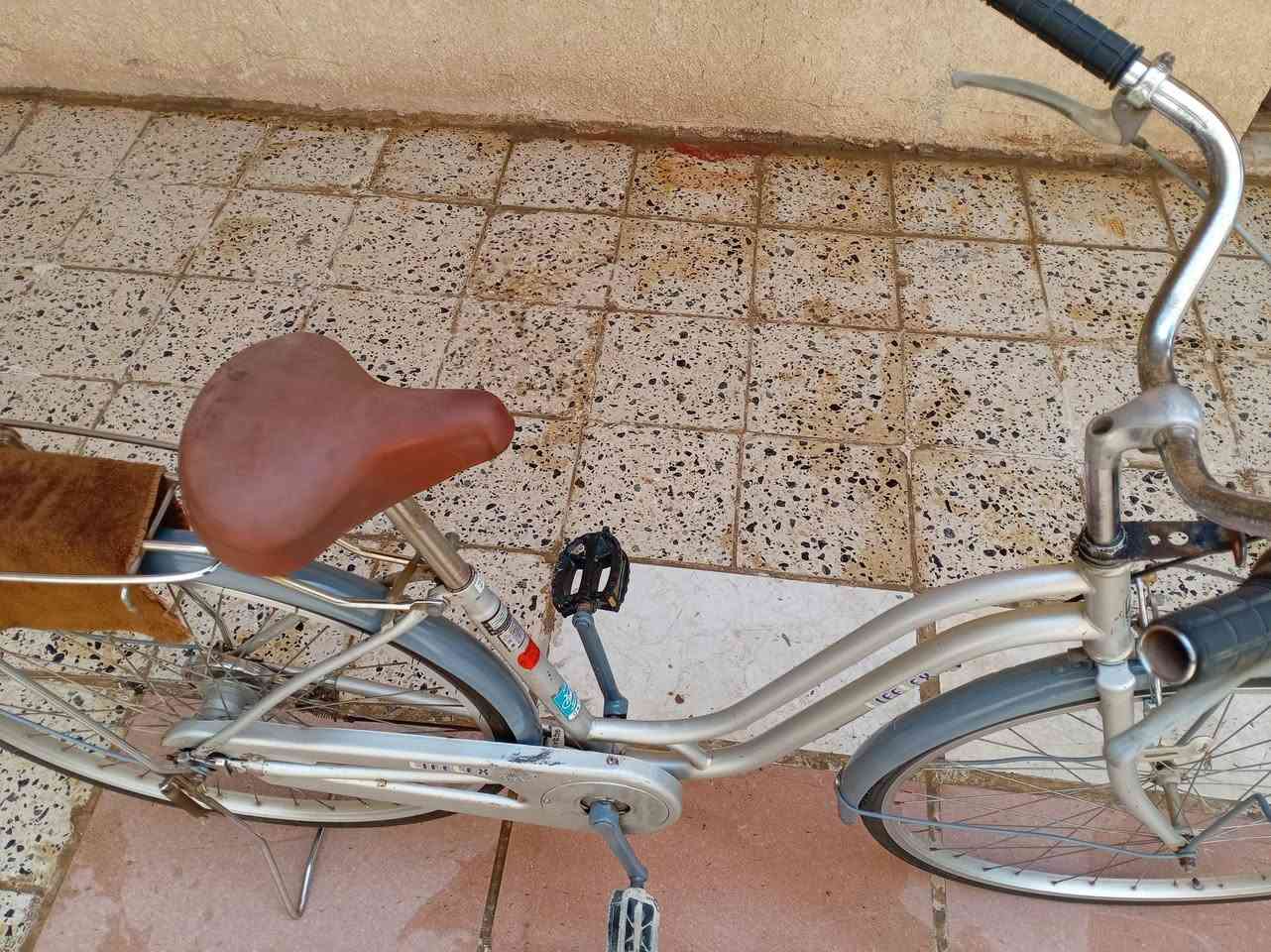 🛑 سلام عليكم بايسكل بنات للبيع بايسكل كامل مكمل ماناقسة شي.

🚲 حجم 27.
🚲 موديل 2015.
🚲 نضافة بايسكل كما هو موضح في الصور. 
🚲بريكات امامي وخلفي شغالات.
🚲 تايرات وجوابة أمامية وخلفية جديد.

💵 سعره 100 وبي مجال.
🗺️ عنوان كوت حي الحكيم شارع علاء غريب.

🛑 علمن لا يوجد واتساب ولا خاص اتصال فقط. 
☎️ *********** ☎️
☎️ *********** ☎️
☎️ *********** ☎️
