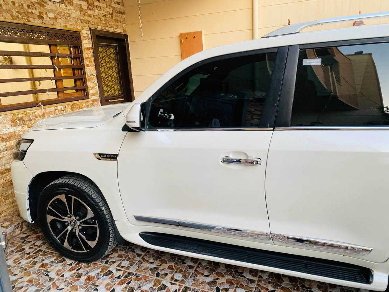 سلام عليكم

تيوتا لاند كروزر
موديل 2010 محدثة تحديث كامل إلى 2021 (داخل وخارج)

 كير المحرك شرط، معروف عن اللاند كروزر اعتماديتها
السيارة مصبوغة صبغ عام للتجديد

✔️ جاهزة من كل النواحي
✔️ تبريد وتدفئة شغال 100%
✔️ بصمة + تشغيل
✔️ دخول ذكي
✔️ حساسات أمامية وخلفية
✔️ كاميرا خلفية
✔️ شاشة حديثة (أندرويد / خرائط / بلوتوث)
✔️ نظام صوتي محسن
✔️ تحكم بالدركسون (ستيرن كنترول)
✔️ مثبت سرعة
✔️ مرايا كهرباء + طي
✔️ لايتات زينون عدسة بيض + LED
✔️ فتحة سقف

المواصفات GXR_i

السيارة ما بيها أي نقص، تحديث متعوب عليها
الضرر فقط جاملغ خلفي (مال السايق)

رقم شمالي،  للتحويل اوً وكاله 

💰 السعر: 250 وبي مجال ان شاء الله 

📍 الموقع: كركوك

📞 ***********
متواجد : واتساب وفيس كركوك, العراق
